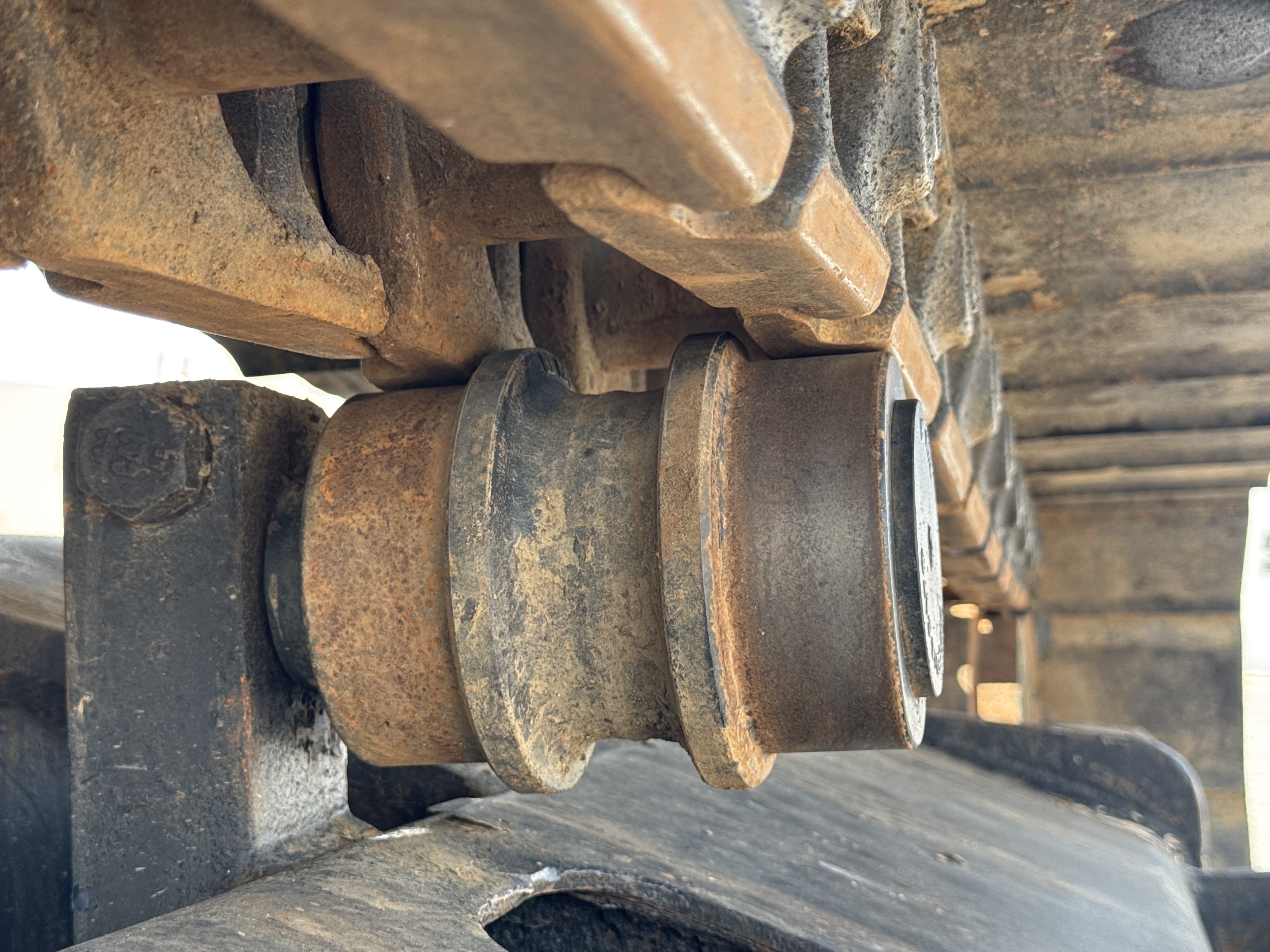 MDX-009-Cat-320D2-Medium-excavators-inspection-Undercarriage-Right-carrier-rollers-2