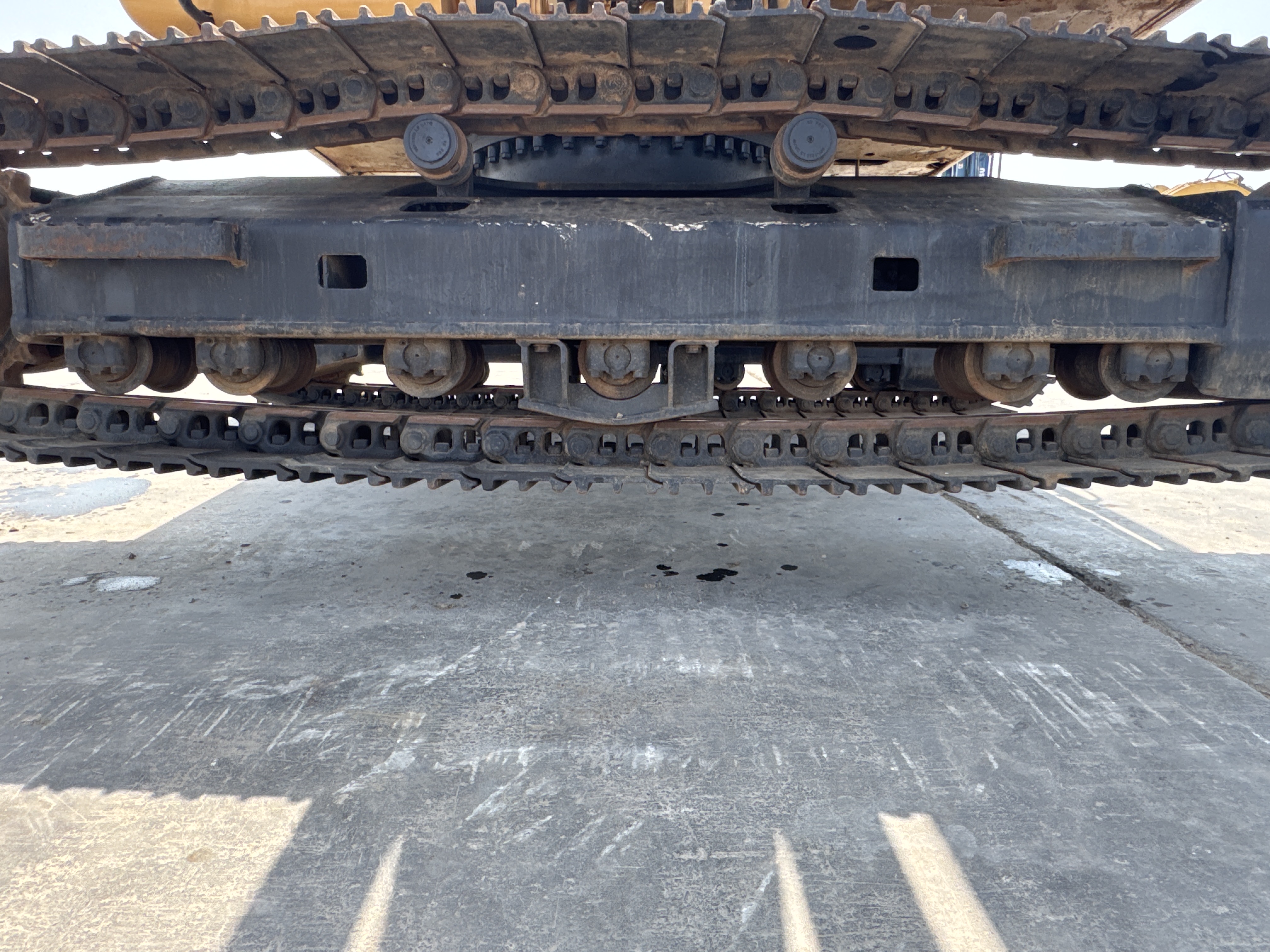 MDX-009-Cat-320D2-Medium-excavators-inspection-Undercarriage-Right-track-rollers-2