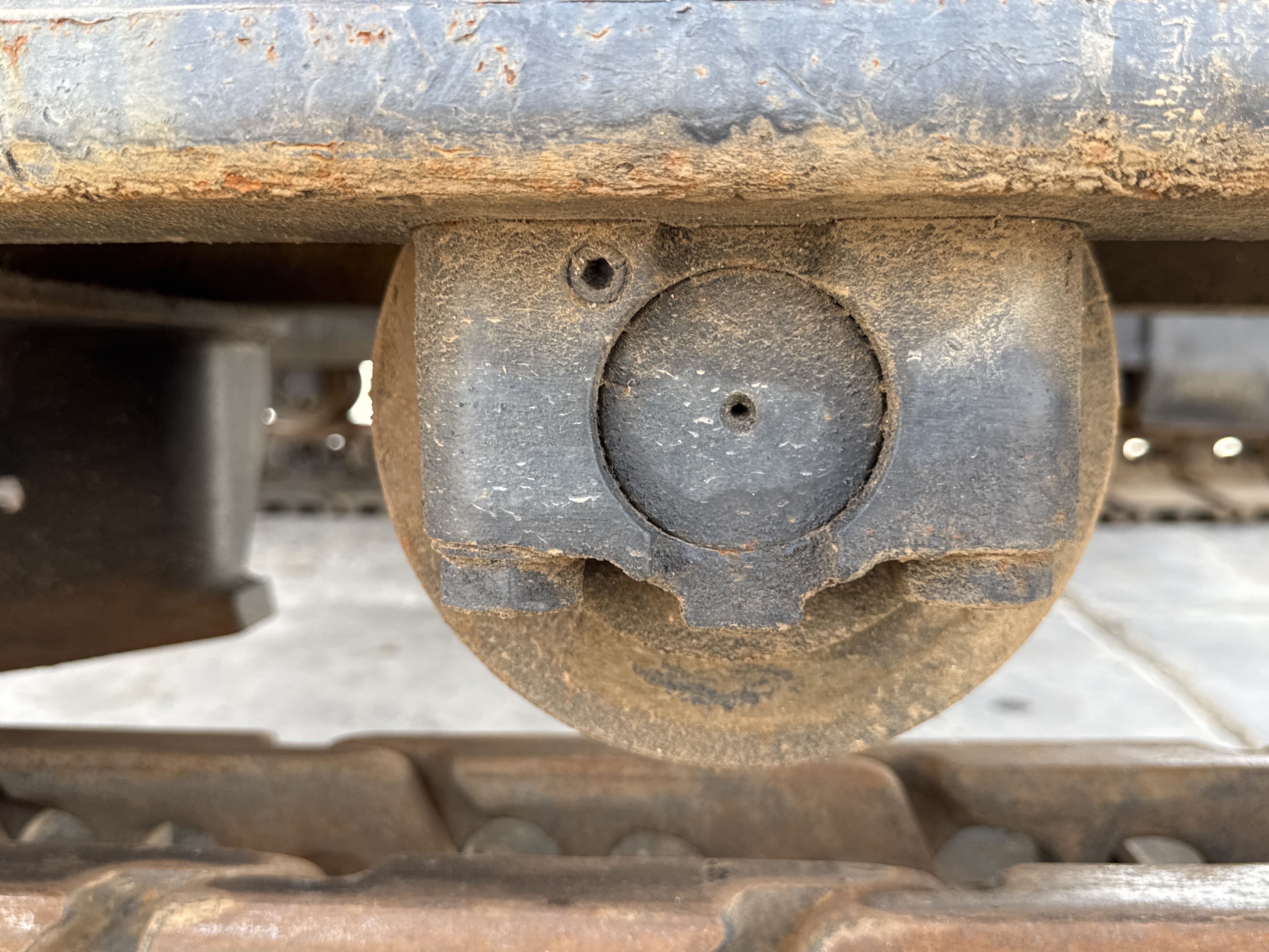 MDX-009-Cat-320D2-Medium-excavators-inspection-Undercarriage-Right-track-rollers-2