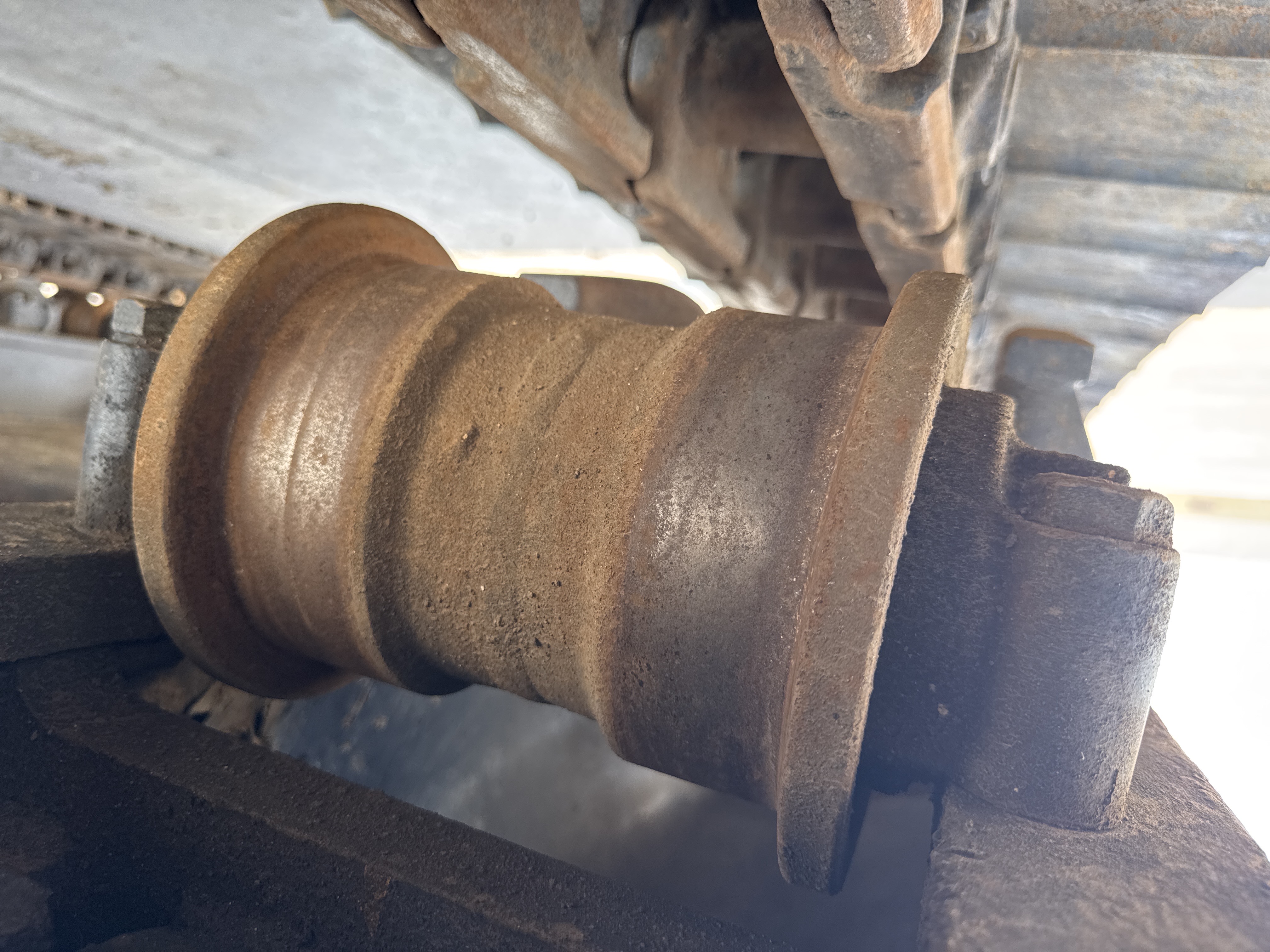 MDX-009-Cat-320D2-Medium-excavators-inspection-Undercarriage-Right-track-rollers-2
