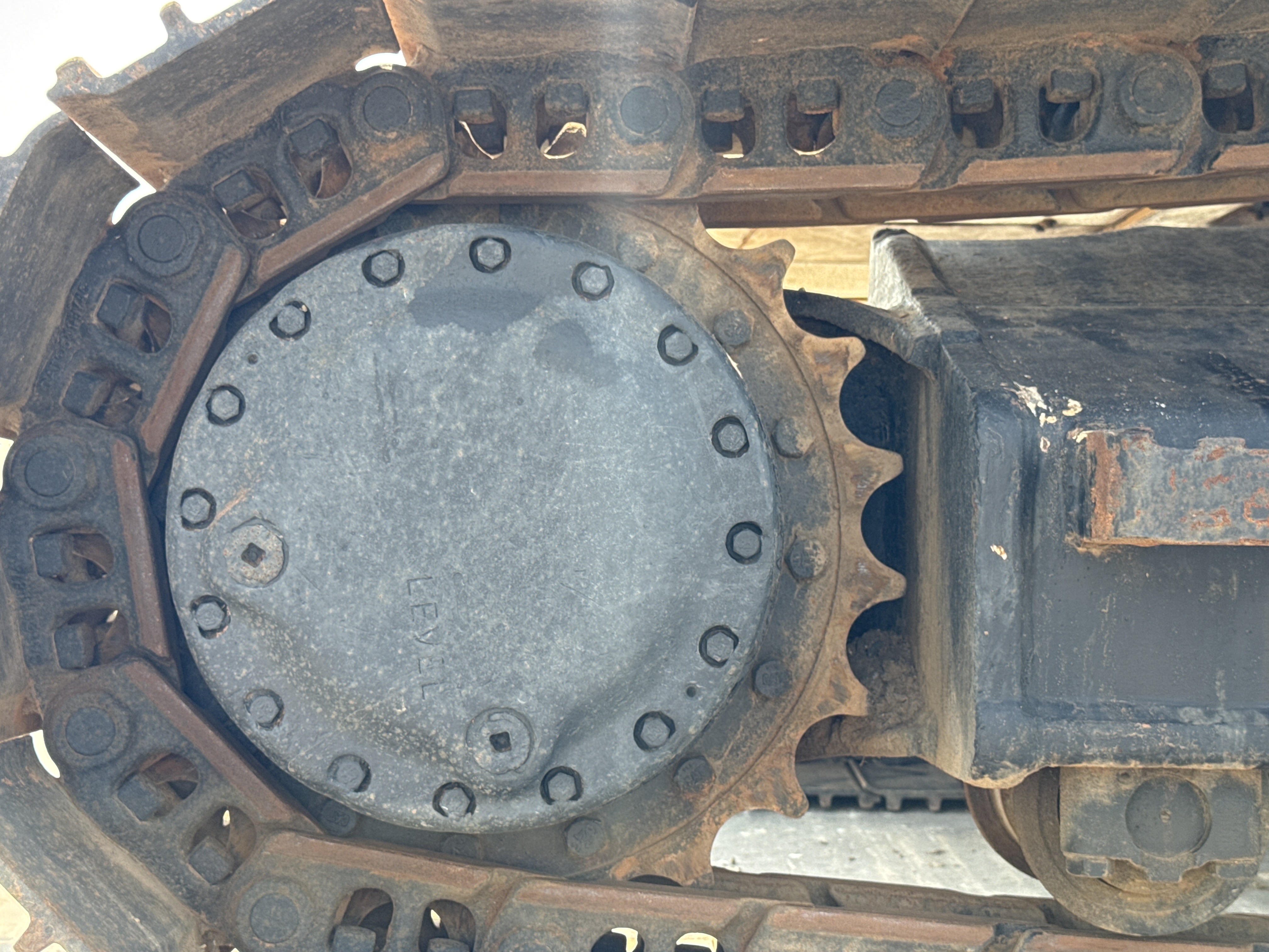 MDX-009-Cat-320D2-Medium-excavators-inspection-Undercarriage-Right-sprocket-2