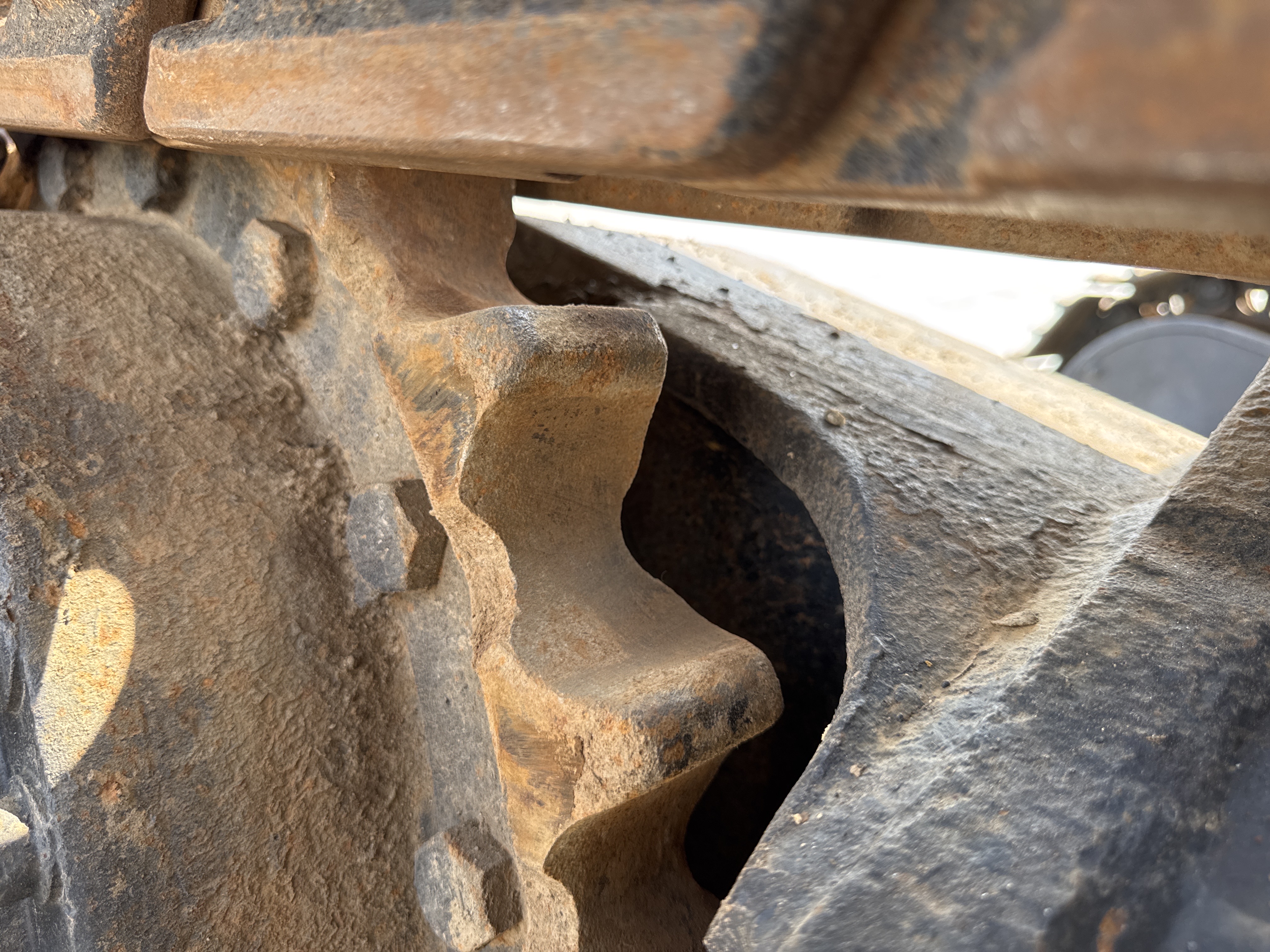MDX-009-Cat-320D2-Medium-excavators-inspection-Undercarriage-Right-sprocket-2