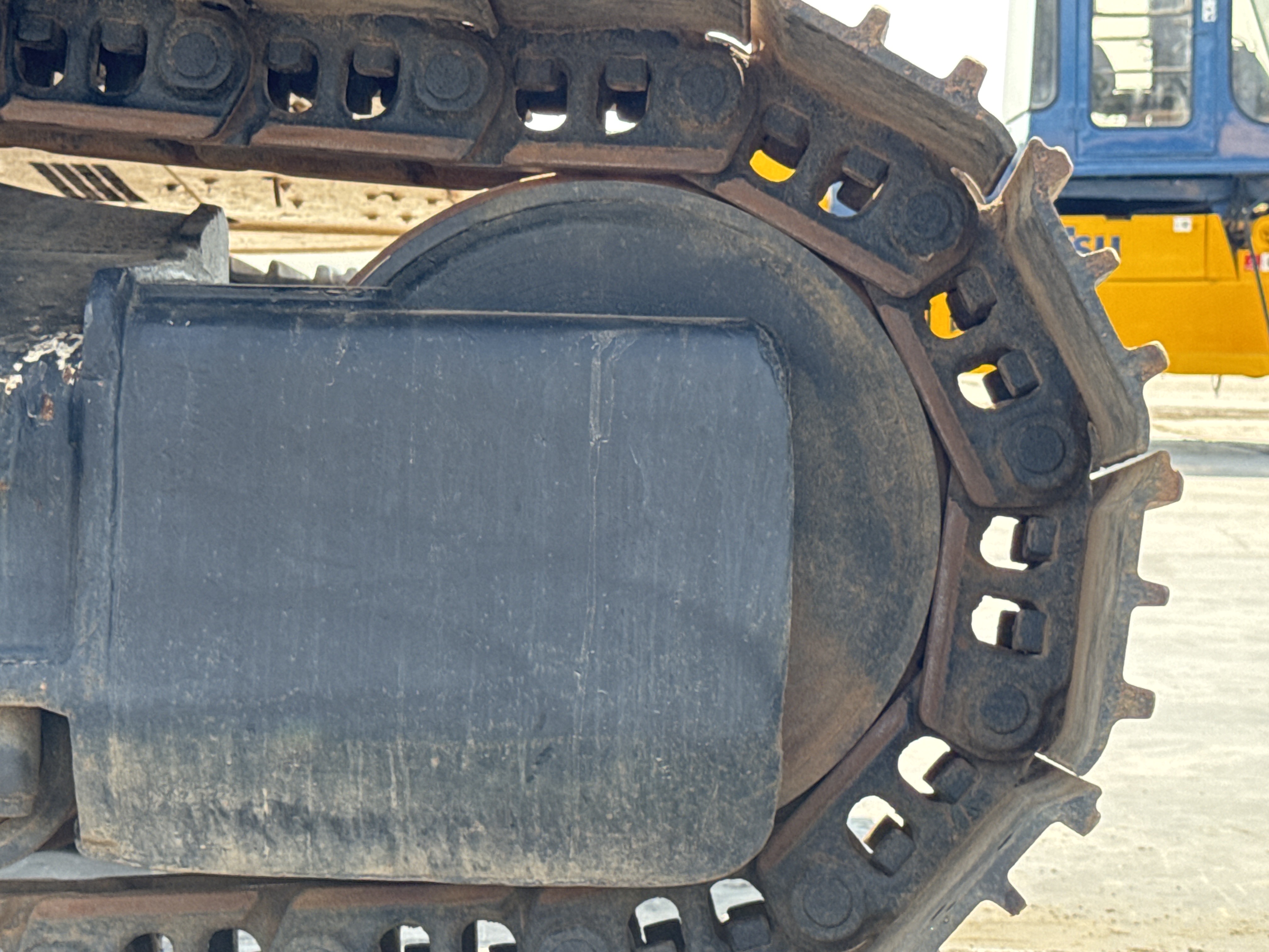 MDX-009-Cat-320D2-Medium-excavators-inspection-Undercarriage-Right-idler-2