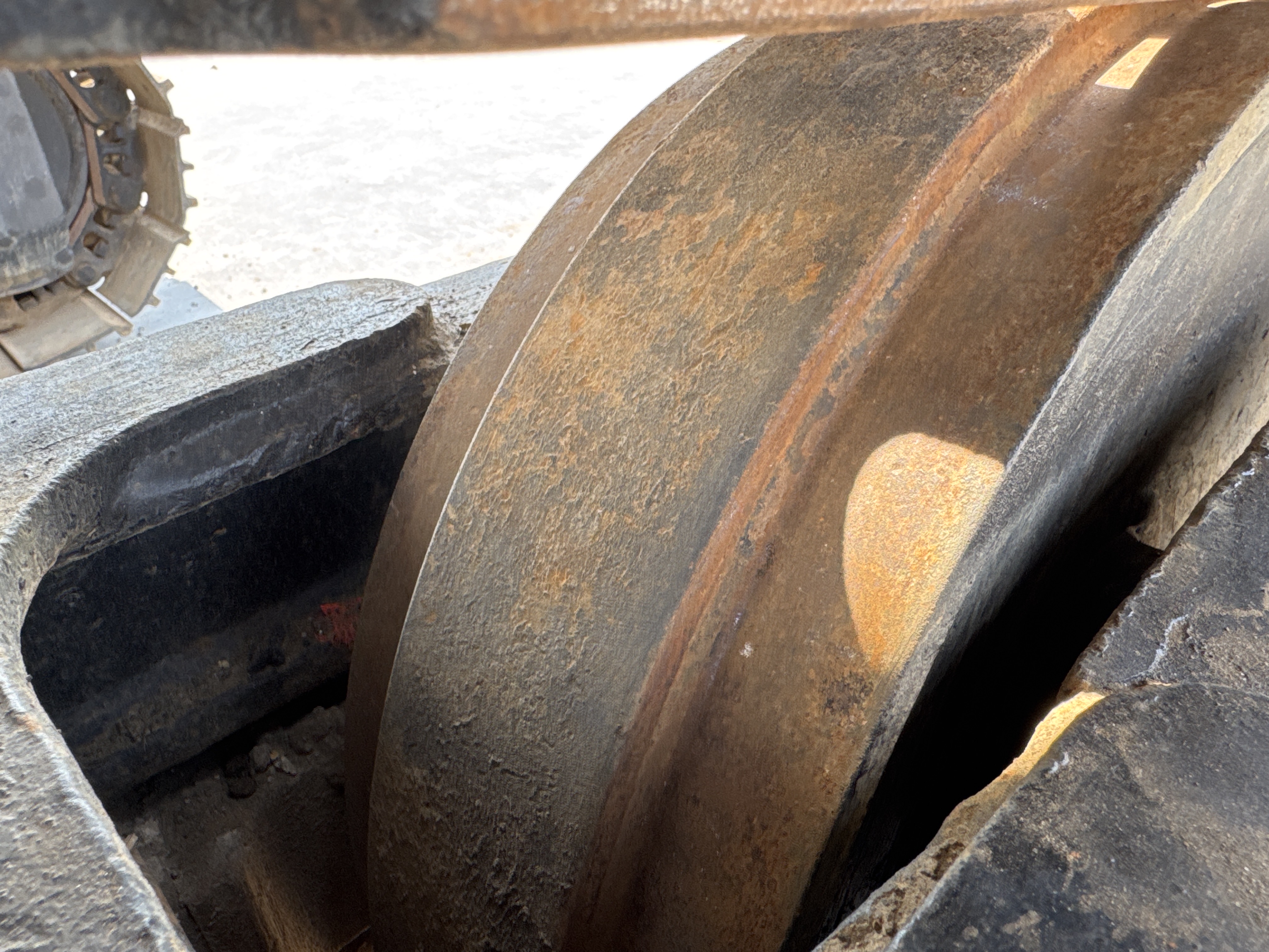 MDX-009-Cat-320D2-Medium-excavators-inspection-Undercarriage-Right-idler-2
