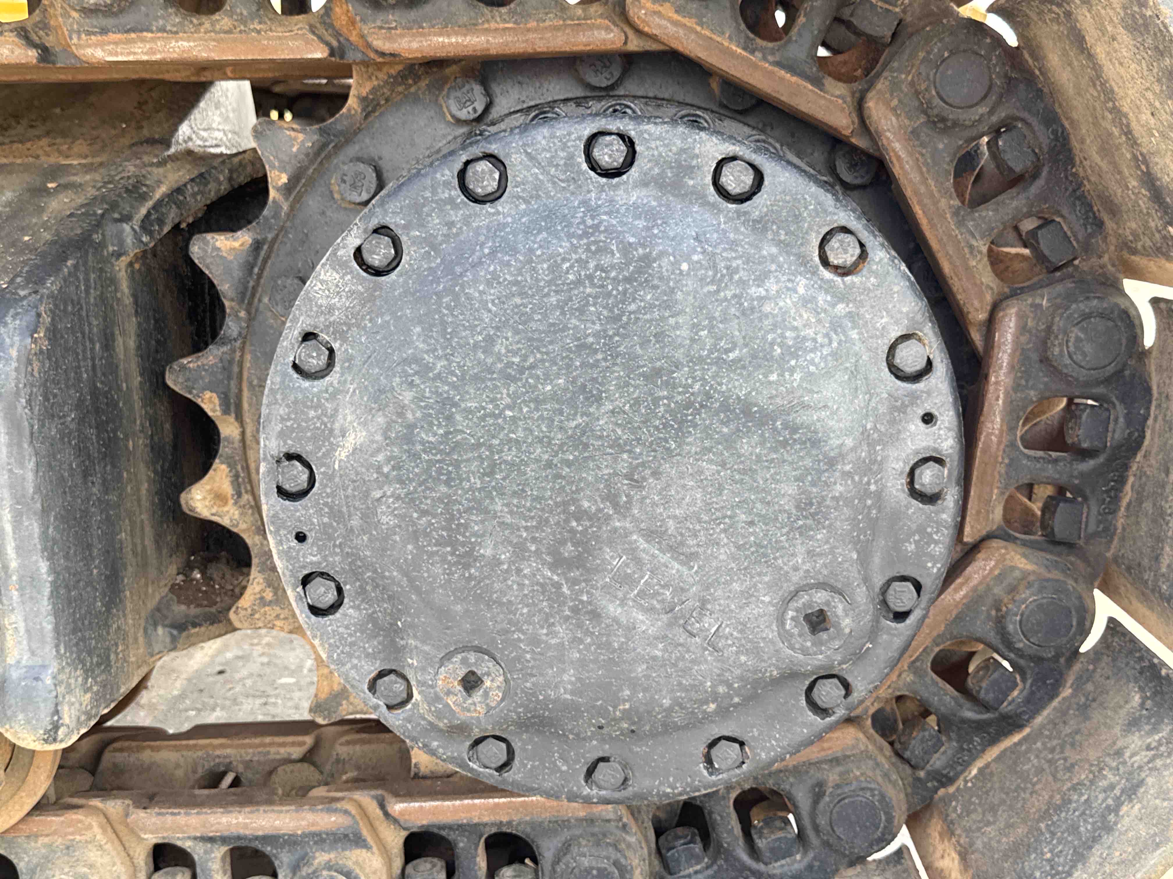 MDX-009-Cat-320D2-Medium-excavators-inspection-Undercarriage-Final-drive-2