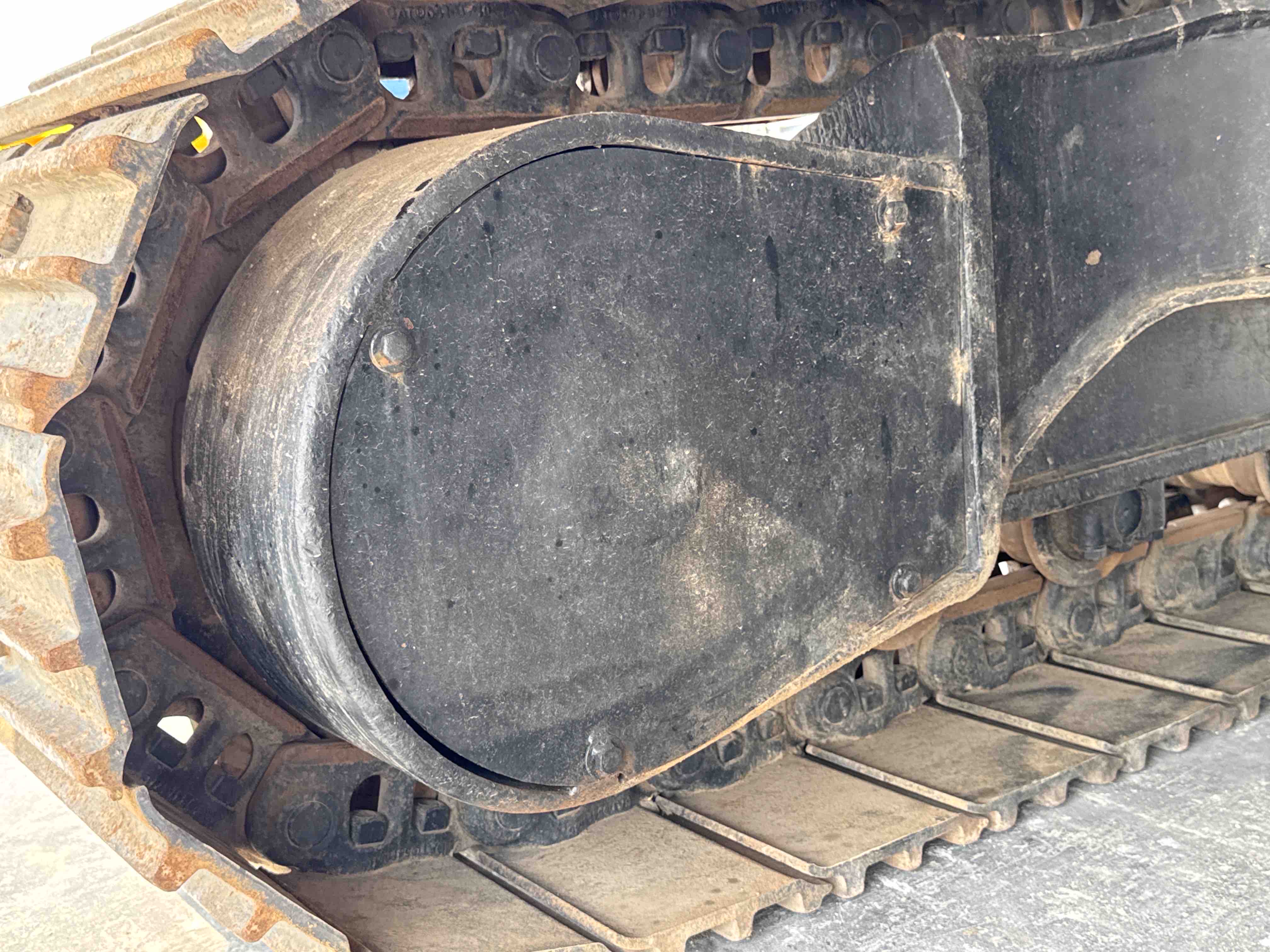 MDX-009-Cat-320D2-Medium-excavators-inspection-Undercarriage-Final-drive-2