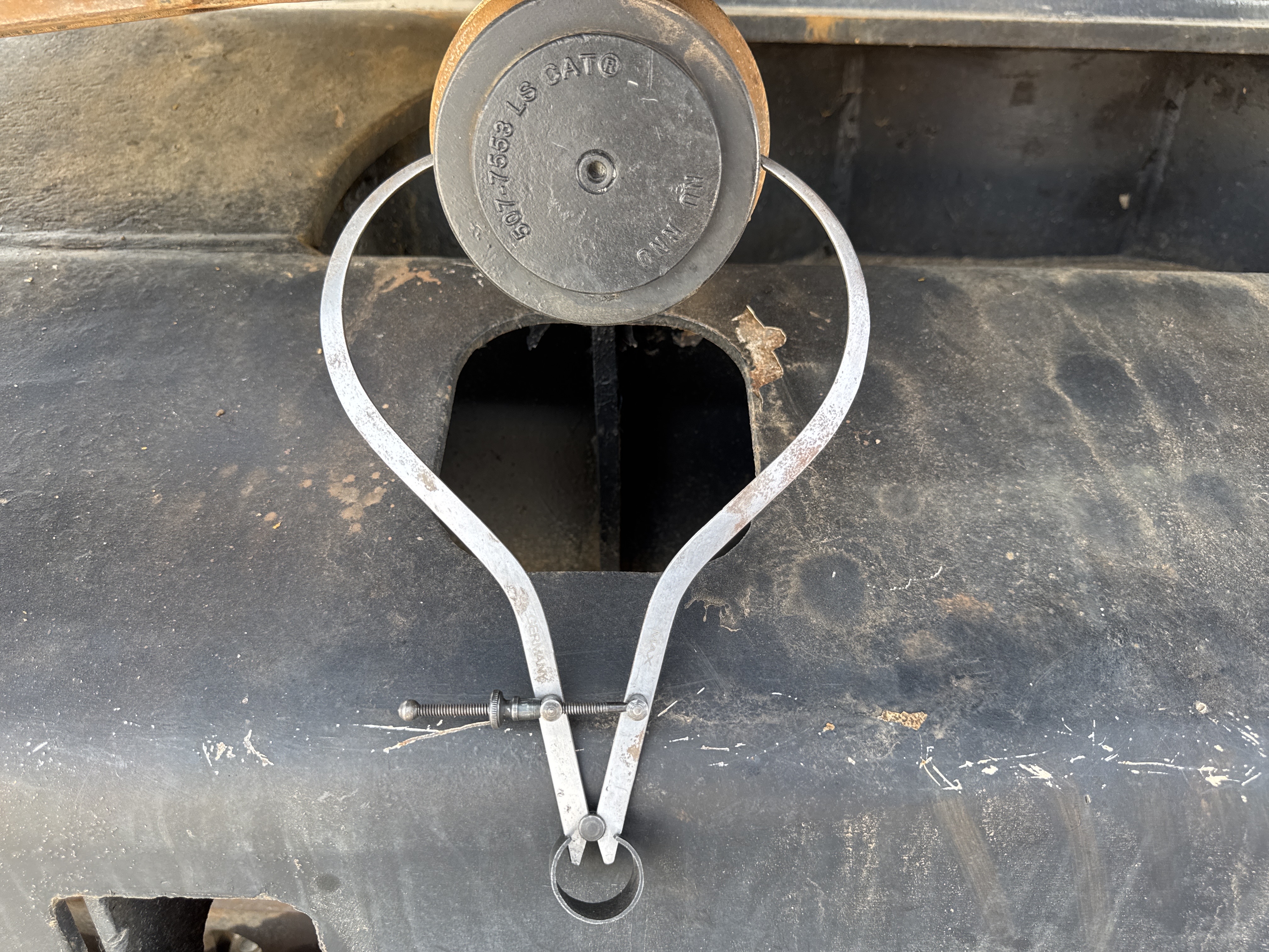 MDX-009-Cat-320D2-Medium-excavators-inspection-Undercarriage-Right-carrier-rollers-3