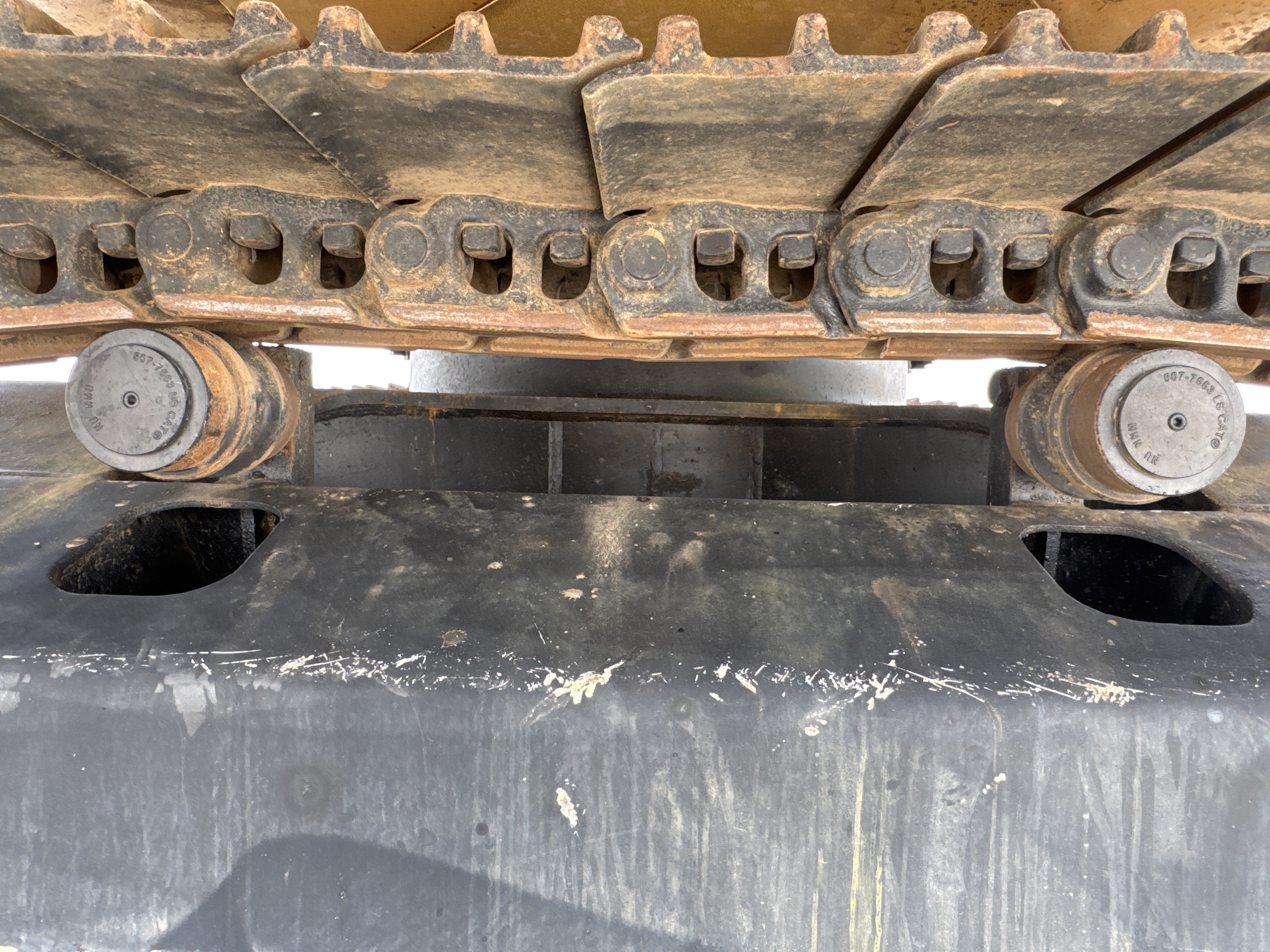 MDX-009-Cat-320D2-Medium-excavators-inspection-Undercarriage-Left-carrier-rollers-2