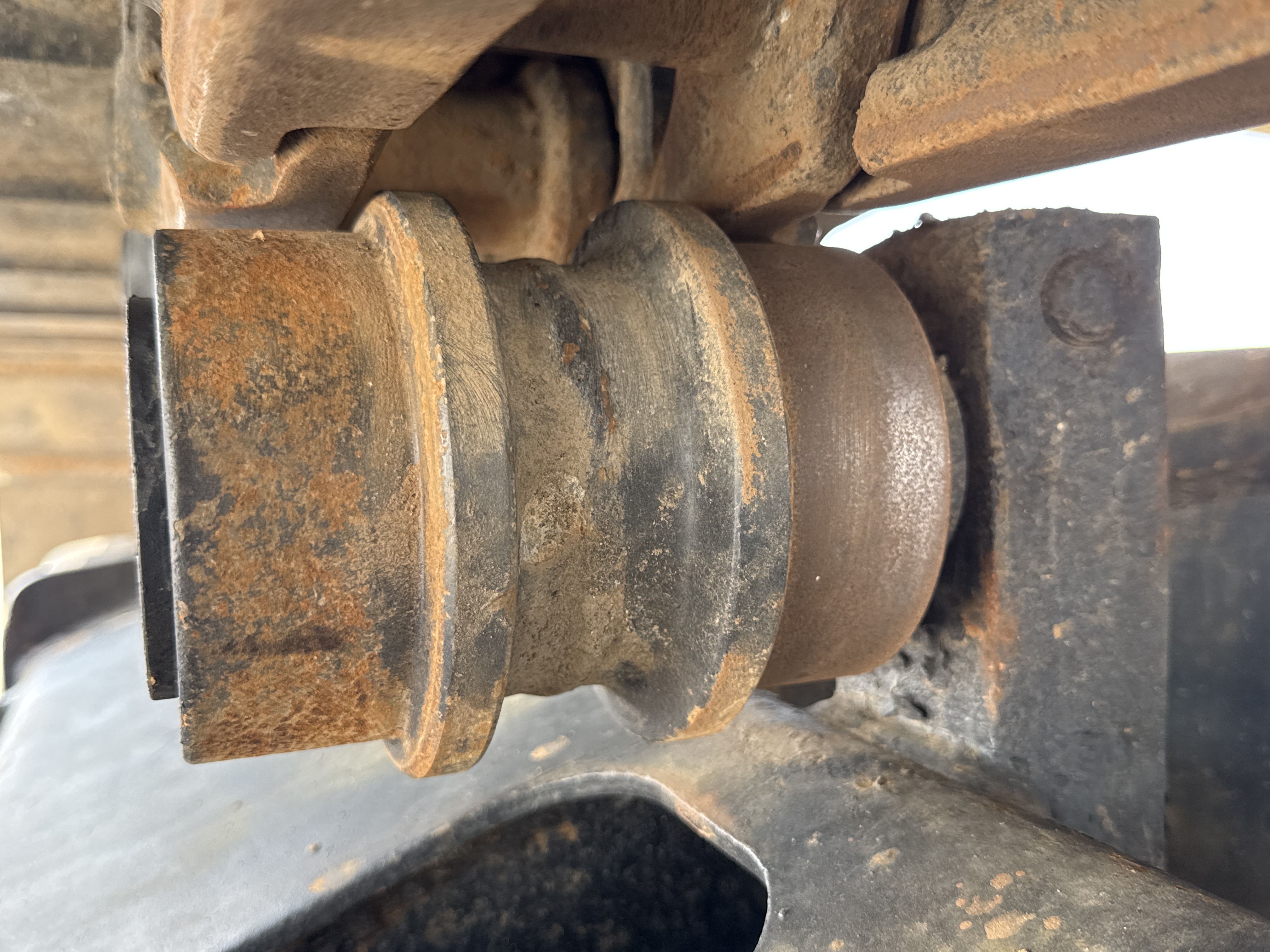 MDX-009-Cat-320D2-Medium-excavators-inspection-Undercarriage-Left-carrier-rollers-2