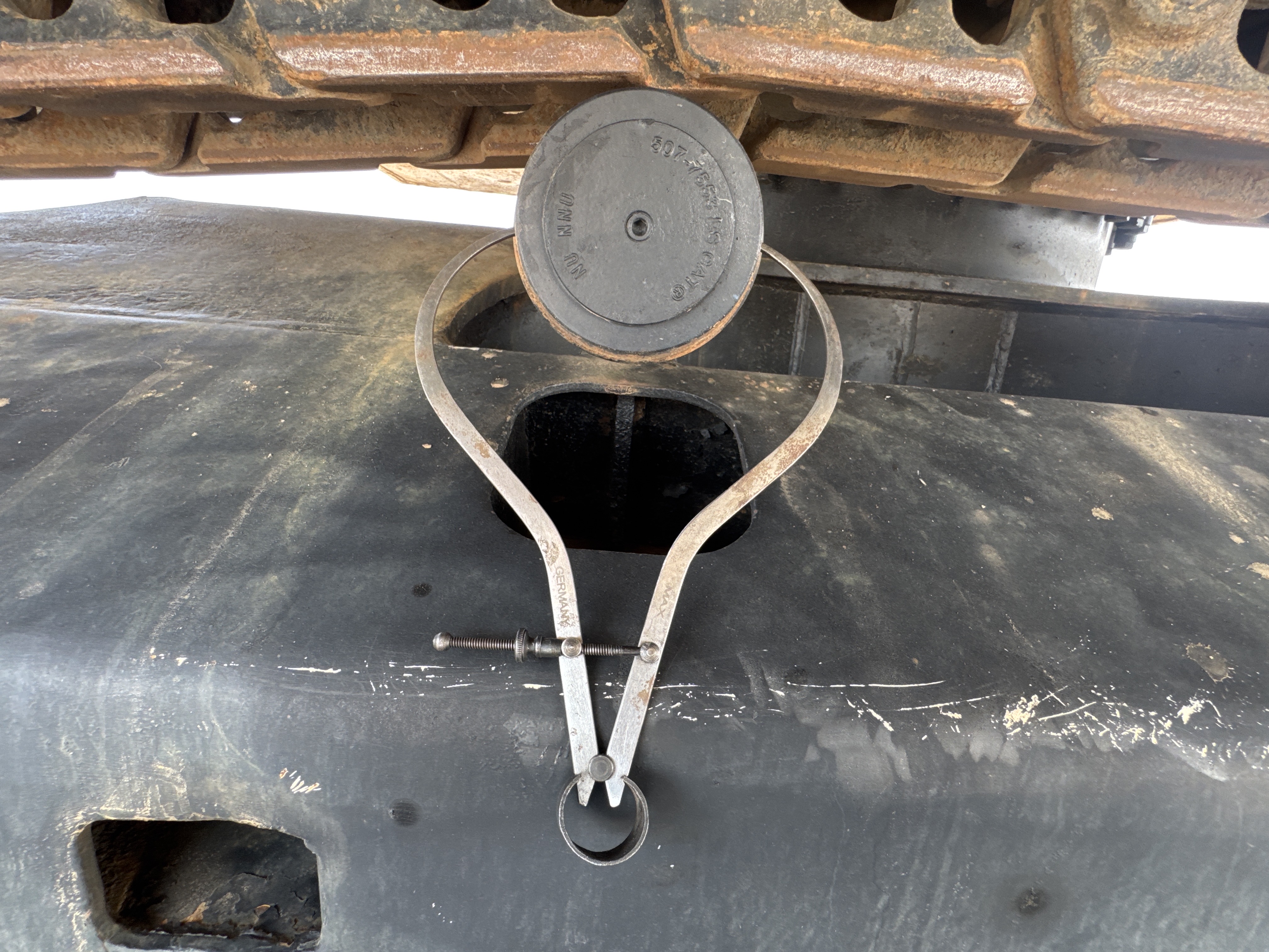 MDX-009-Cat-320D2-Medium-excavators-inspection-Undercarriage-Left-carrier-rollers-2
