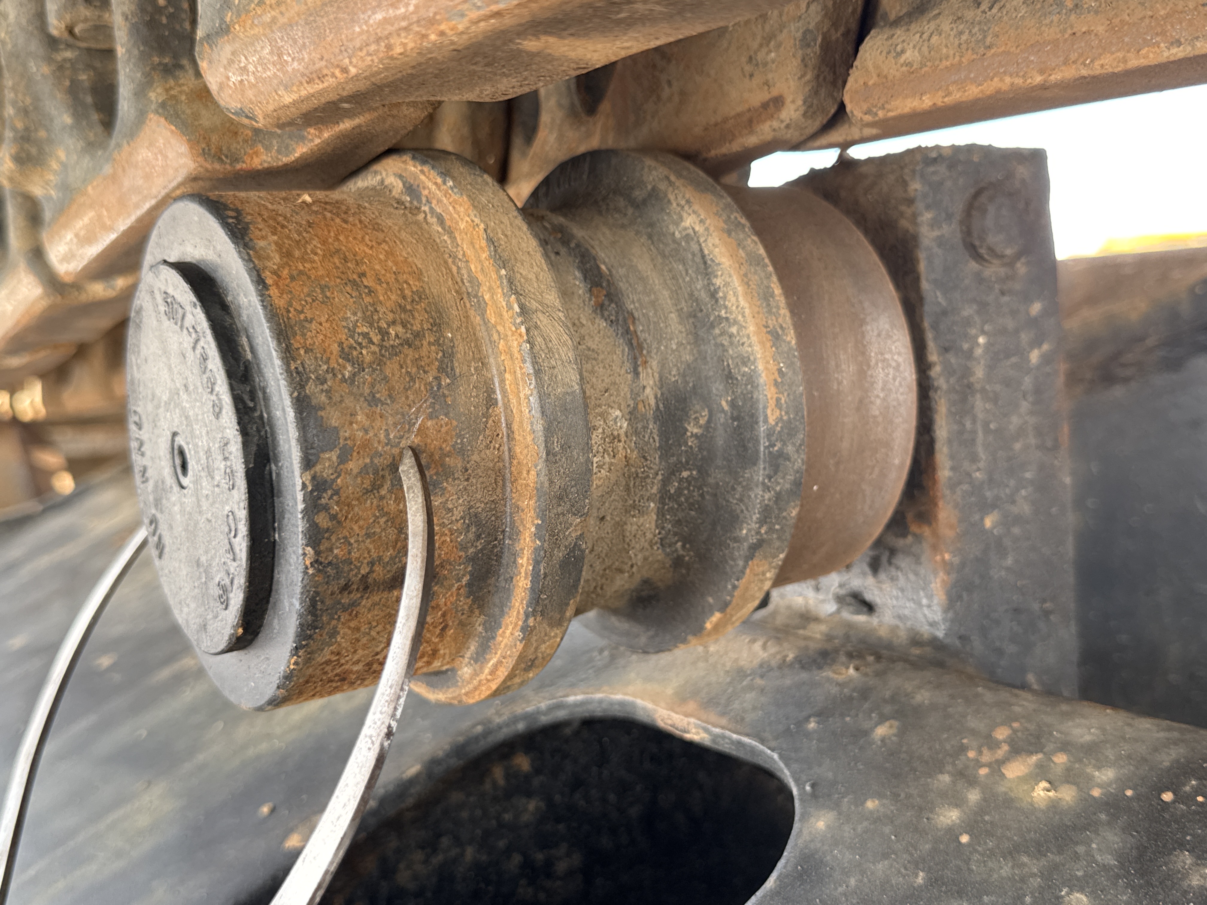 MDX-009-Cat-320D2-Medium-excavators-inspection-Undercarriage-Left-carrier-rollers-2