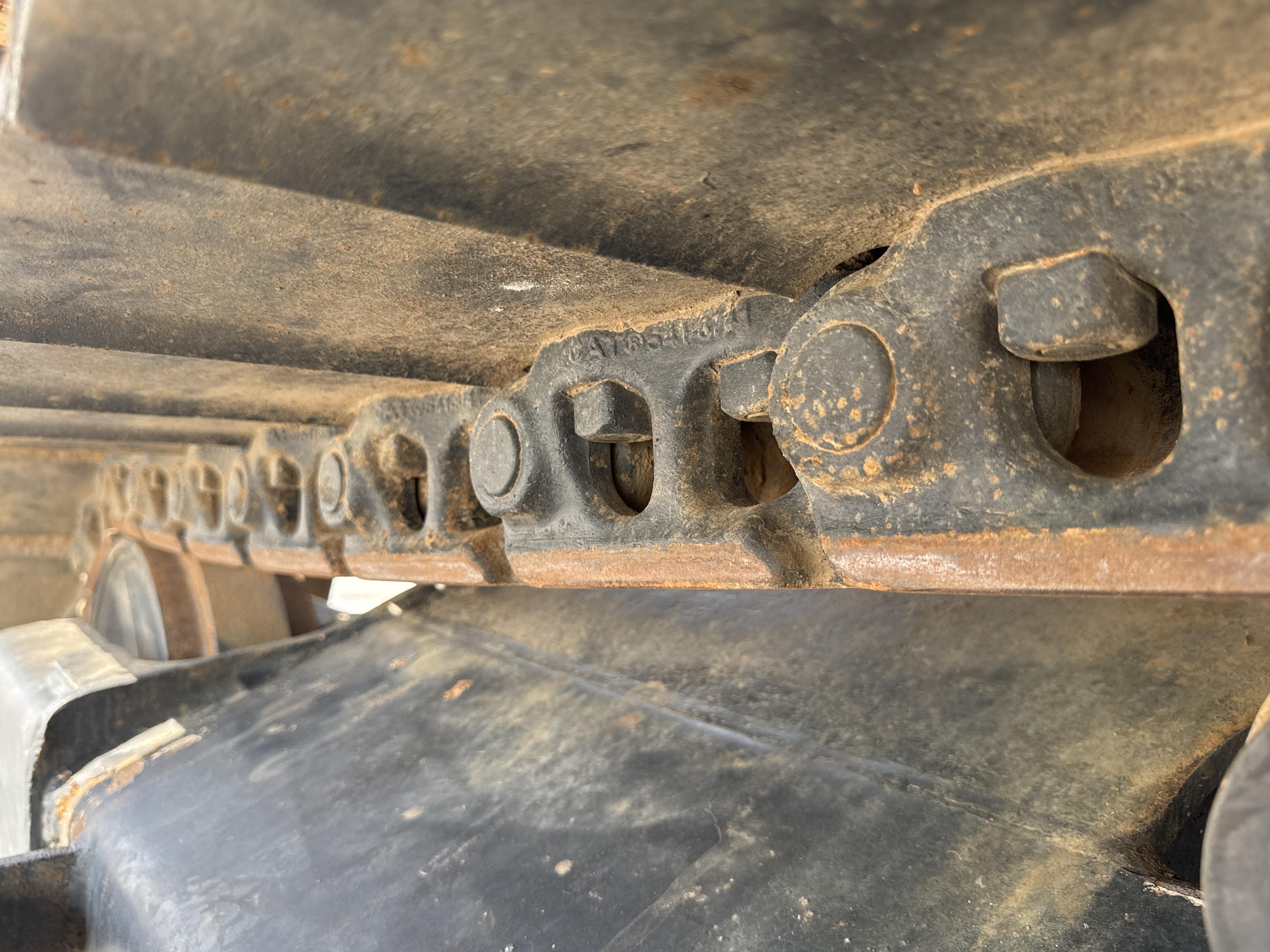 MDX-009-Cat-320D2-Medium-excavators-inspection-Undercarriage-Left-track-chain-2