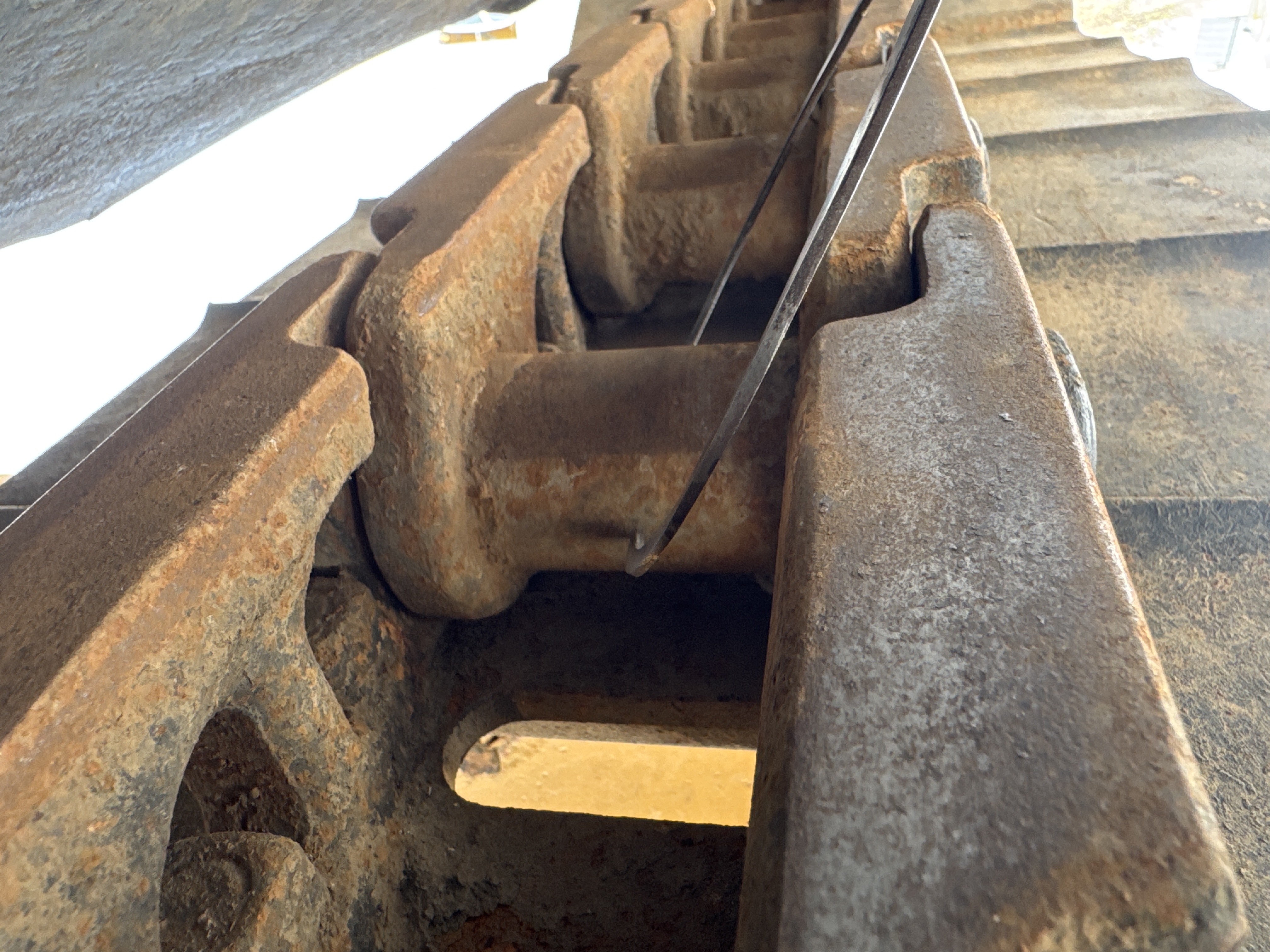 MDX-009-Cat-320D2-Medium-excavators-inspection-Undercarriage-Left-track-chain-2