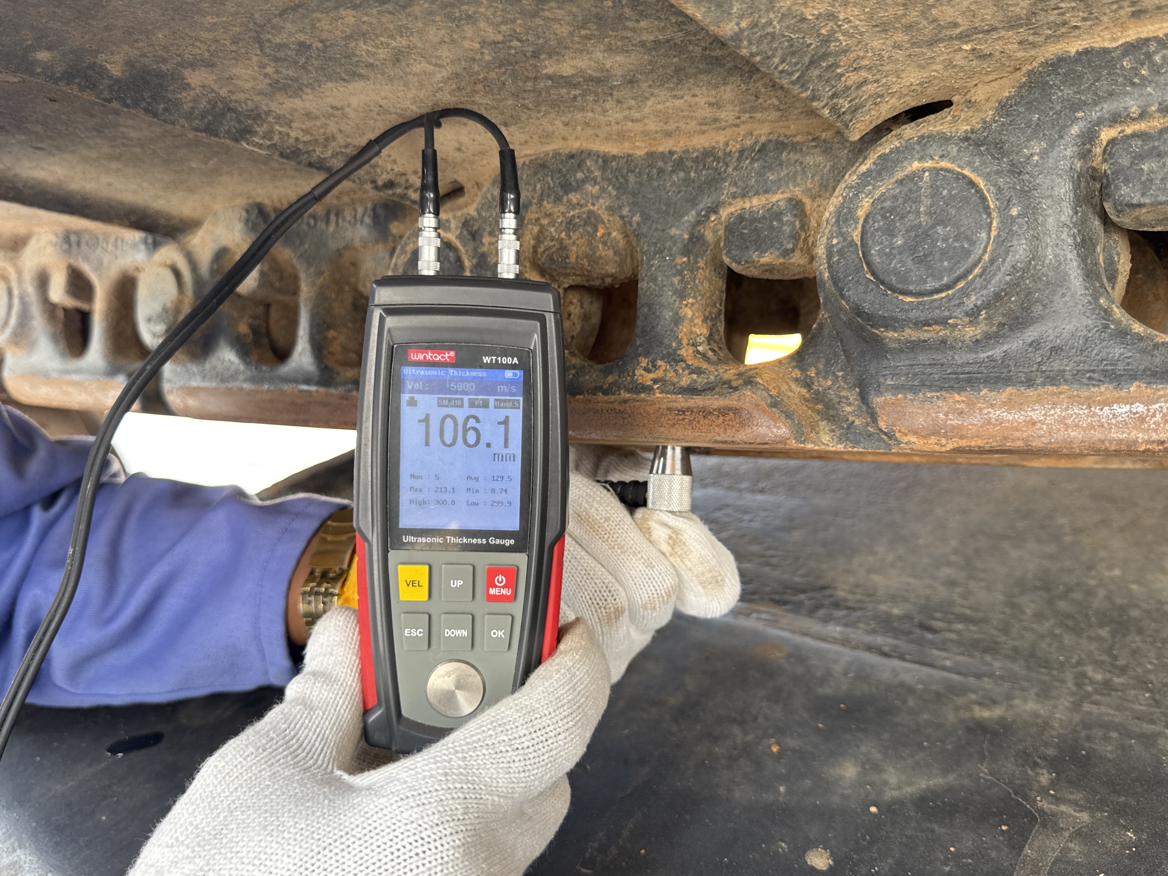 MDX-009-Cat-320D2-Medium-excavators-inspection-Undercarriage-Left-track-chain-2