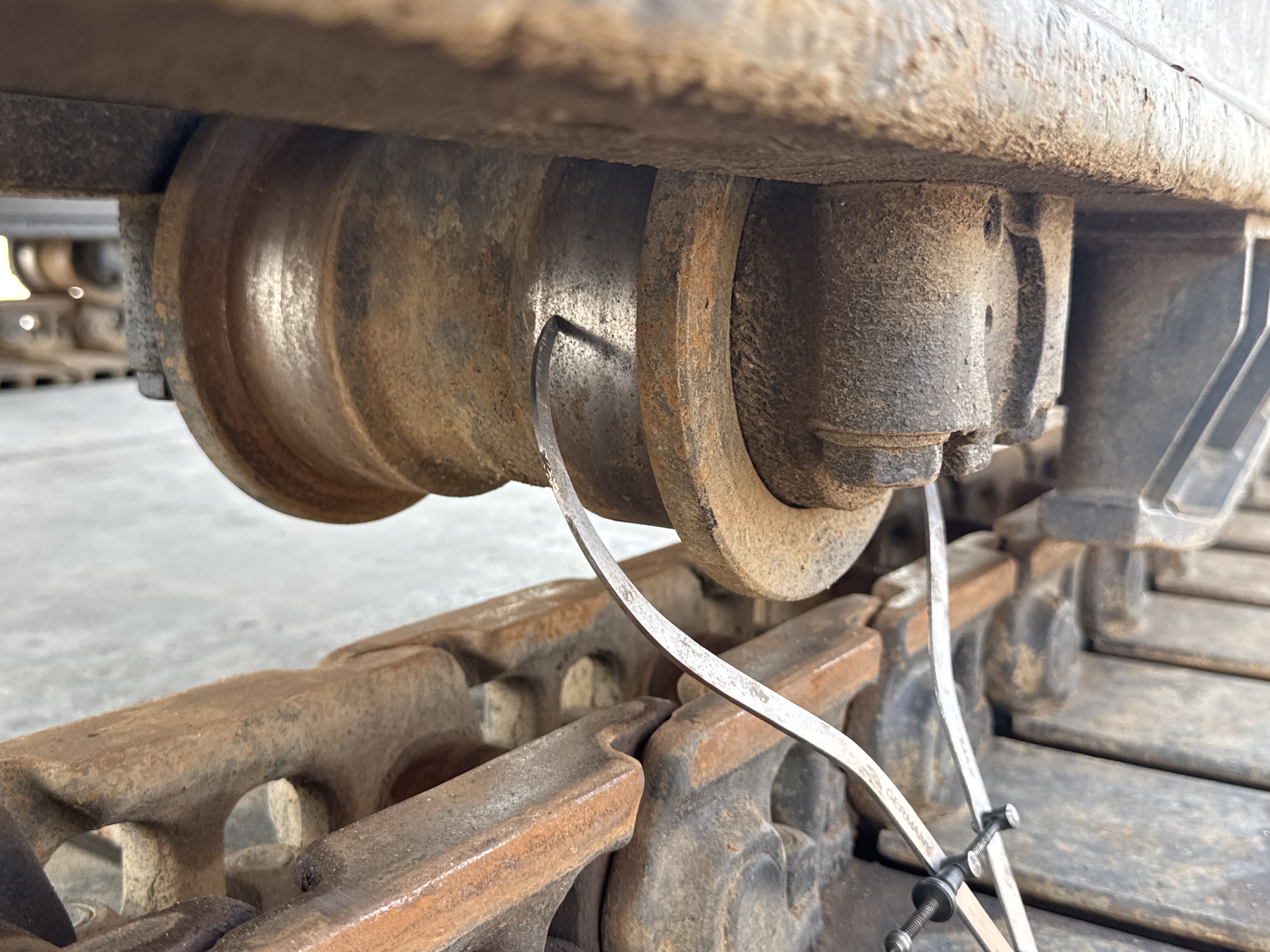 MDX-009-Cat-320D2-Medium-excavators-inspection-Undercarriage-Right-track-rollers-4