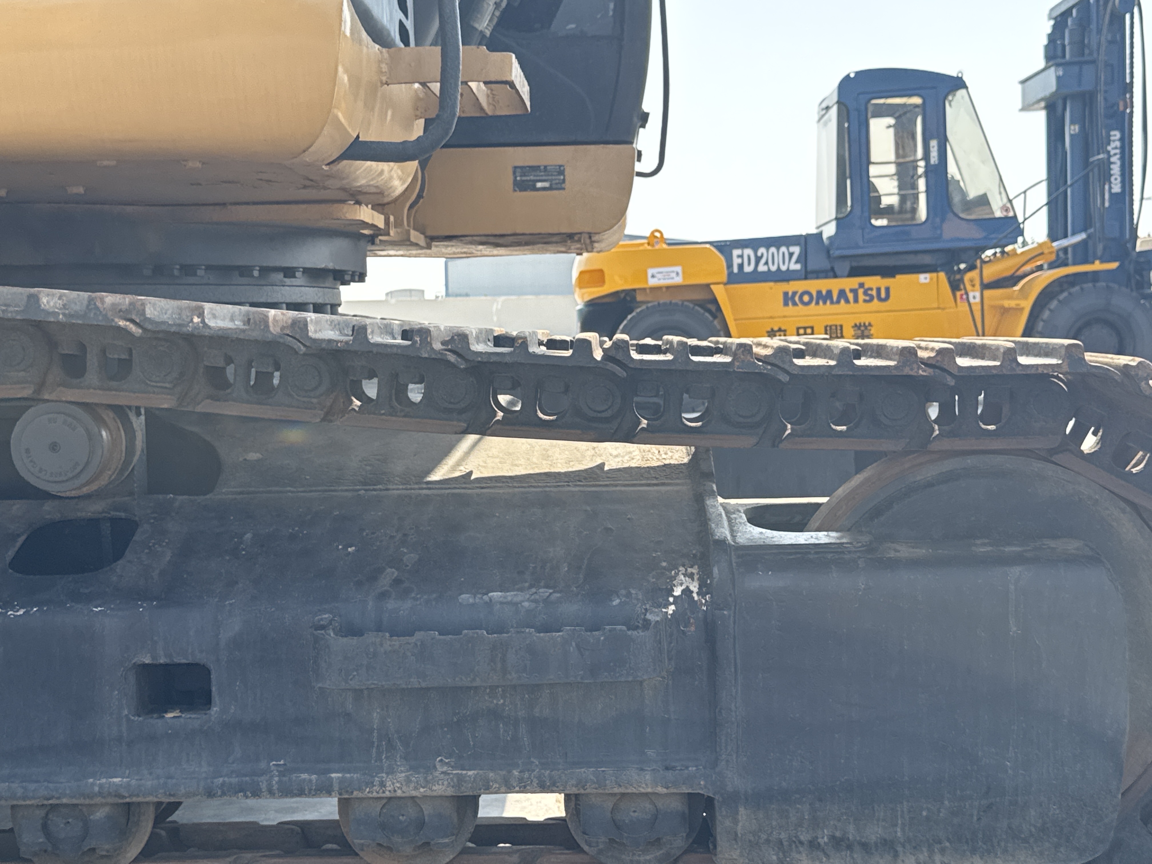 MDX-009-Cat-320D2-Medium-excavators-inspection-Undercarriage-Right-track-tensioner-2
