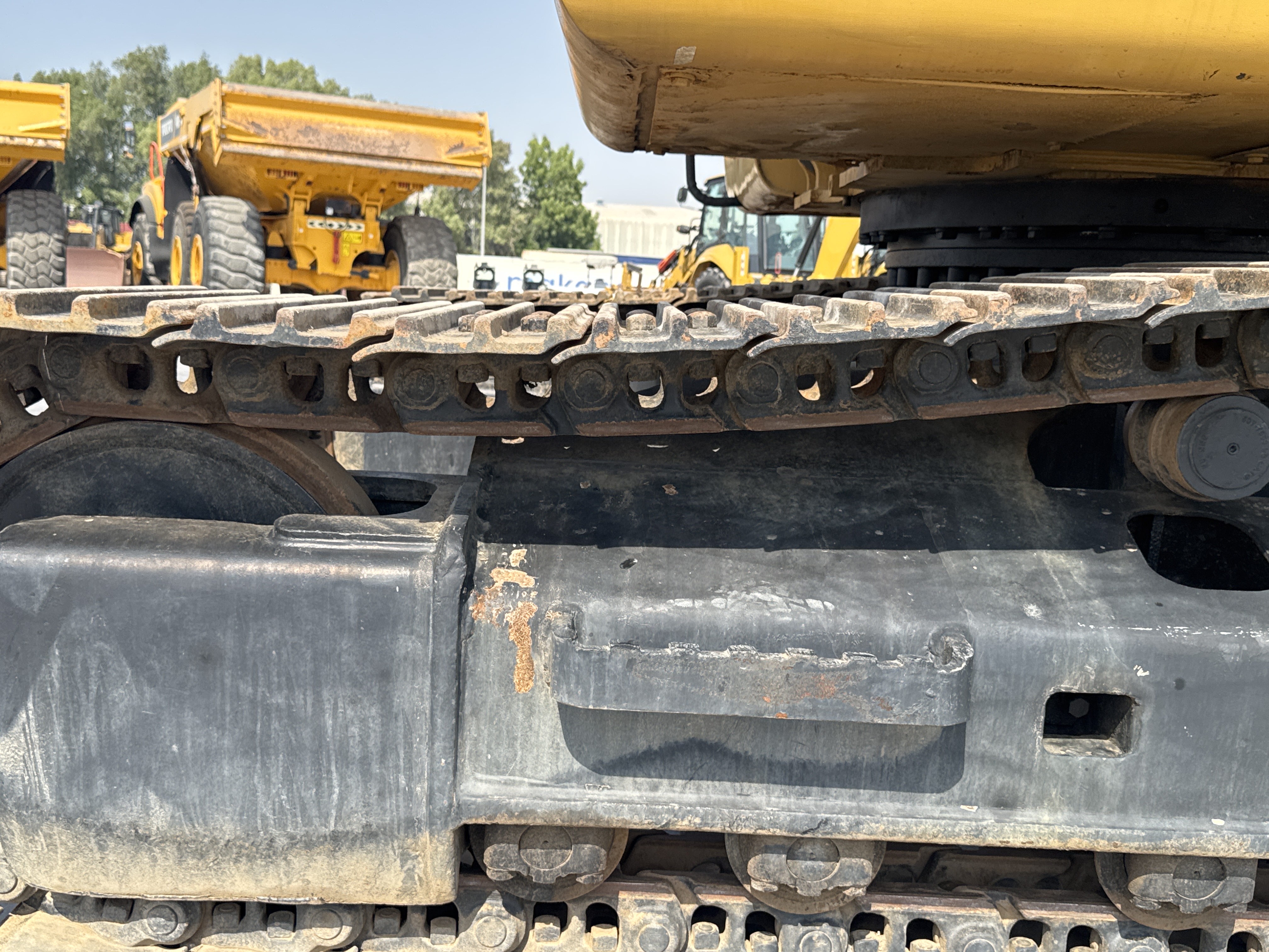 MDX-009-Cat-320D2-Medium-excavators-inspection-Undercarriage-Left-track-tensioner-2