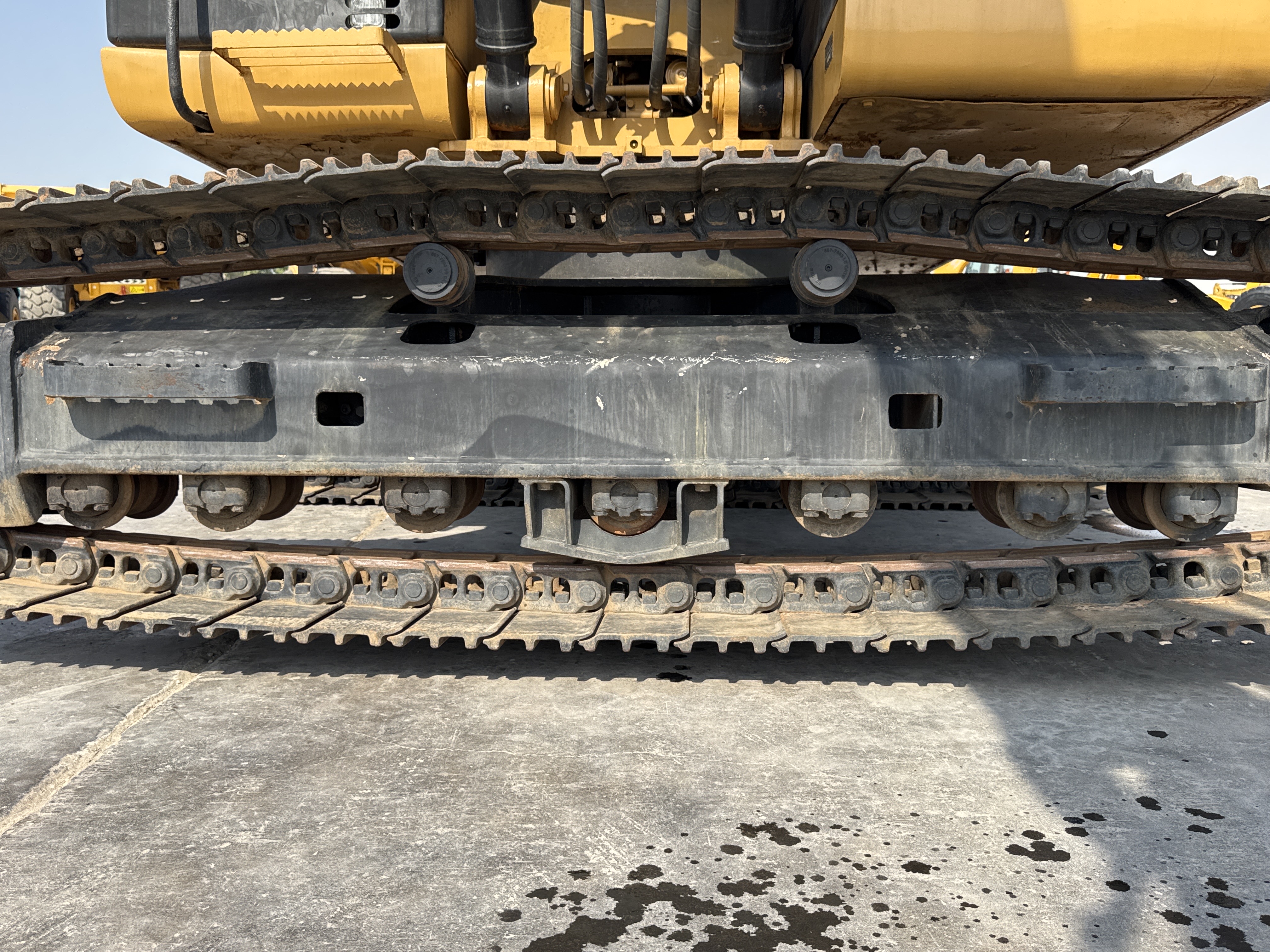 MDX-009-Cat-320D2-Medium-excavators-inspection-Undercarriage-Left-track-rollers-2