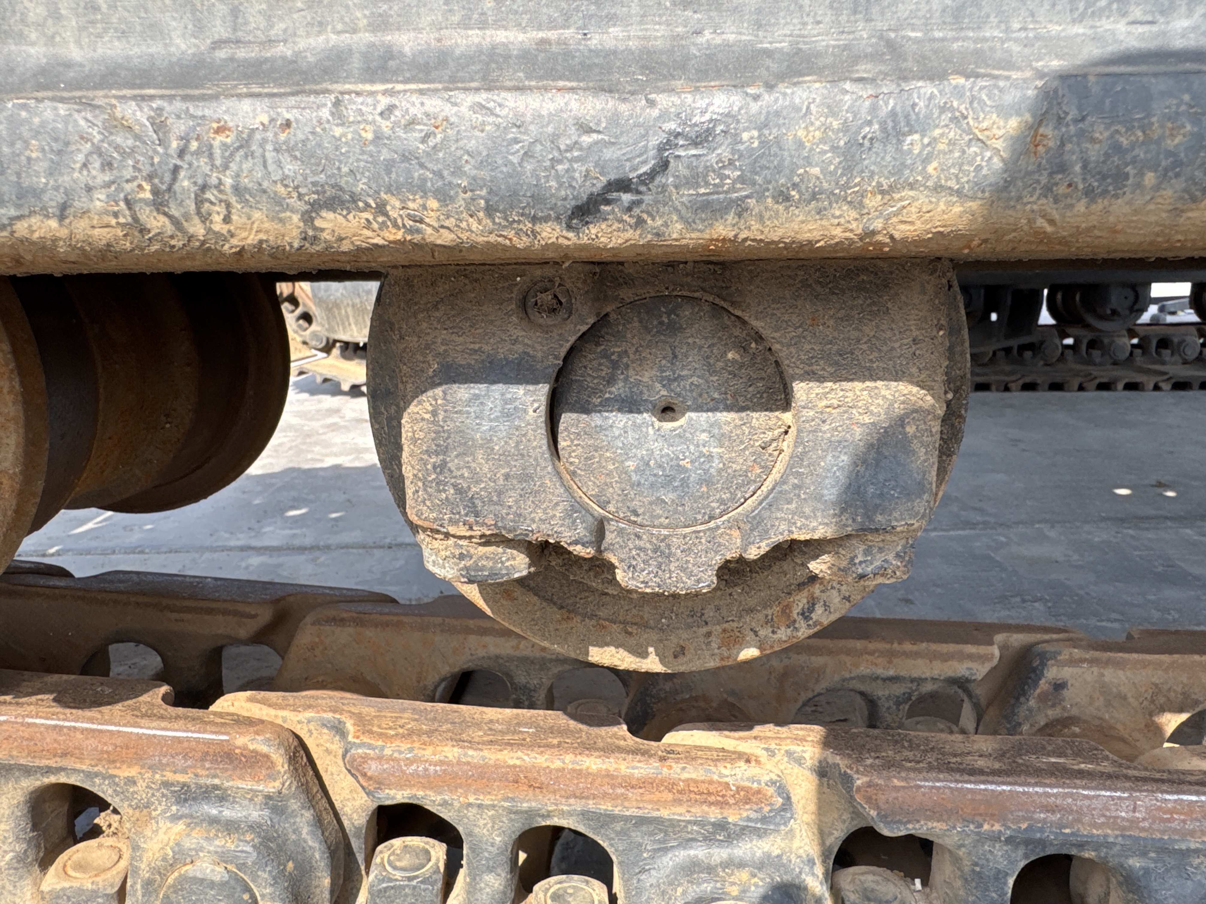 MDX-009-Cat-320D2-Medium-excavators-inspection-Undercarriage-Left-track-rollers-2
