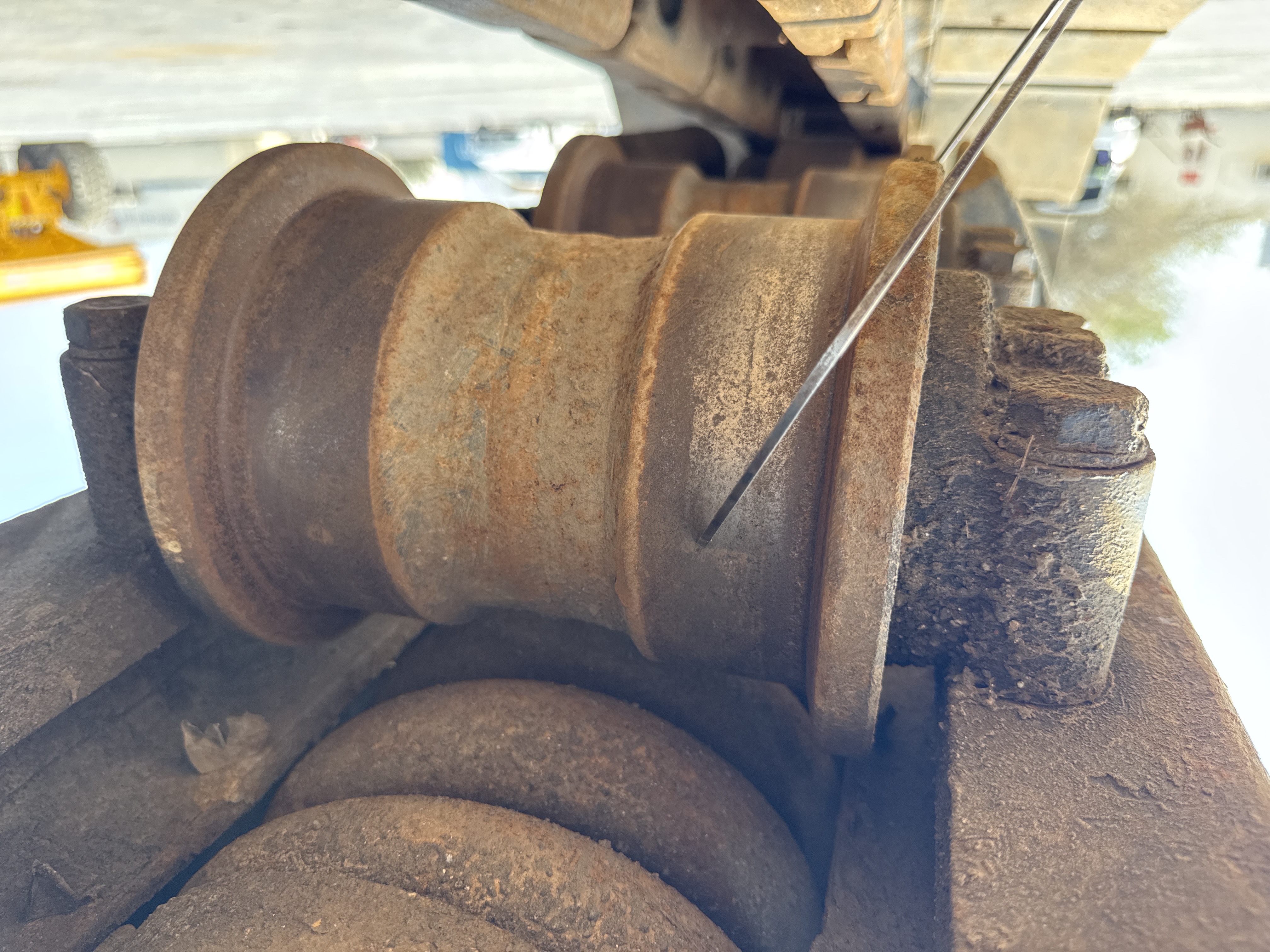 MDX-009-Cat-320D2-Medium-excavators-inspection-Undercarriage-Left-track-rollers-2