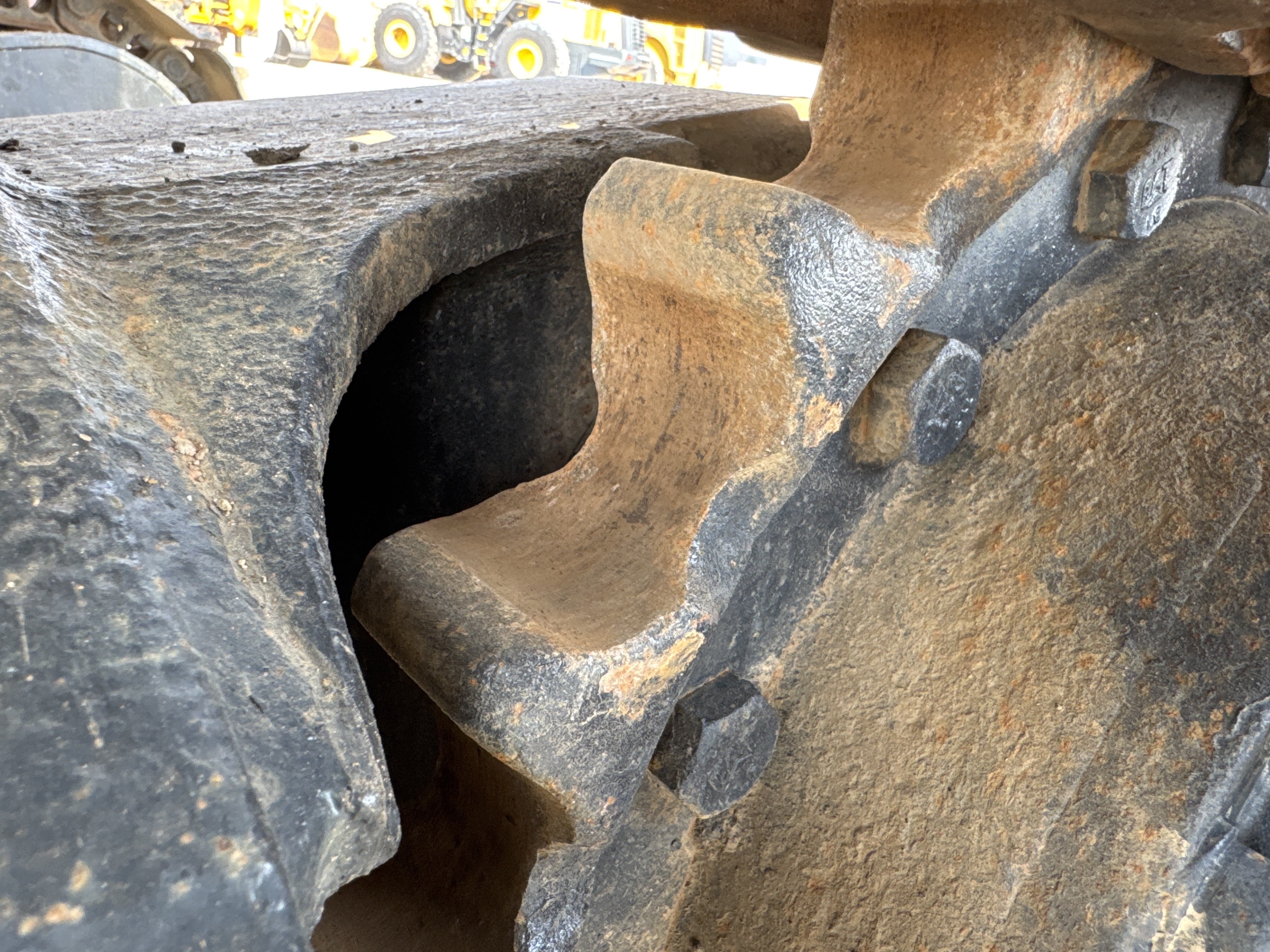 MDX-009-Cat-320D2-Medium-excavators-inspection-Undercarriage-Left-sprocket-2