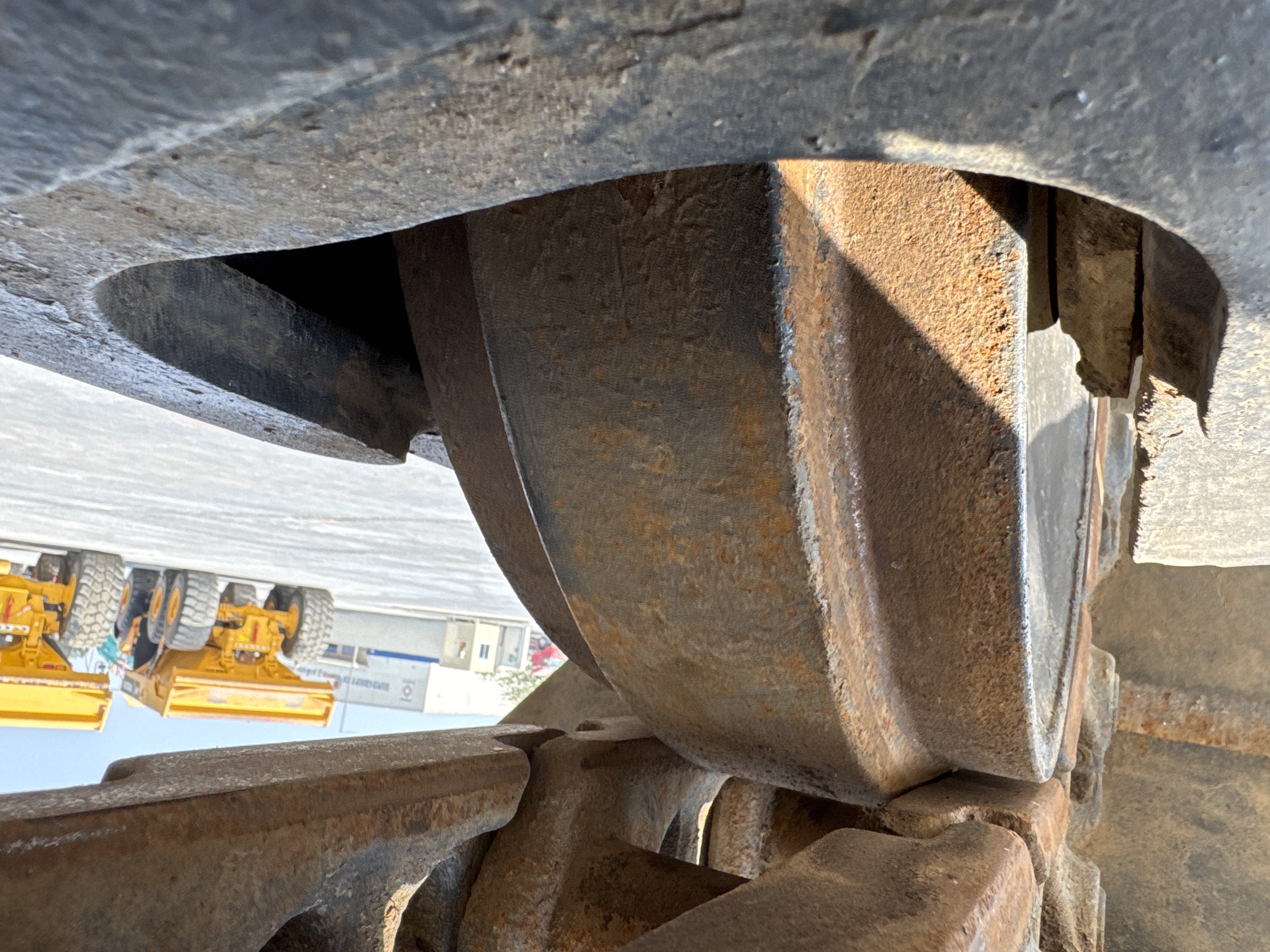 MDX-009-Cat-320D2-Medium-excavators-inspection-Undercarriage-left-idler-2