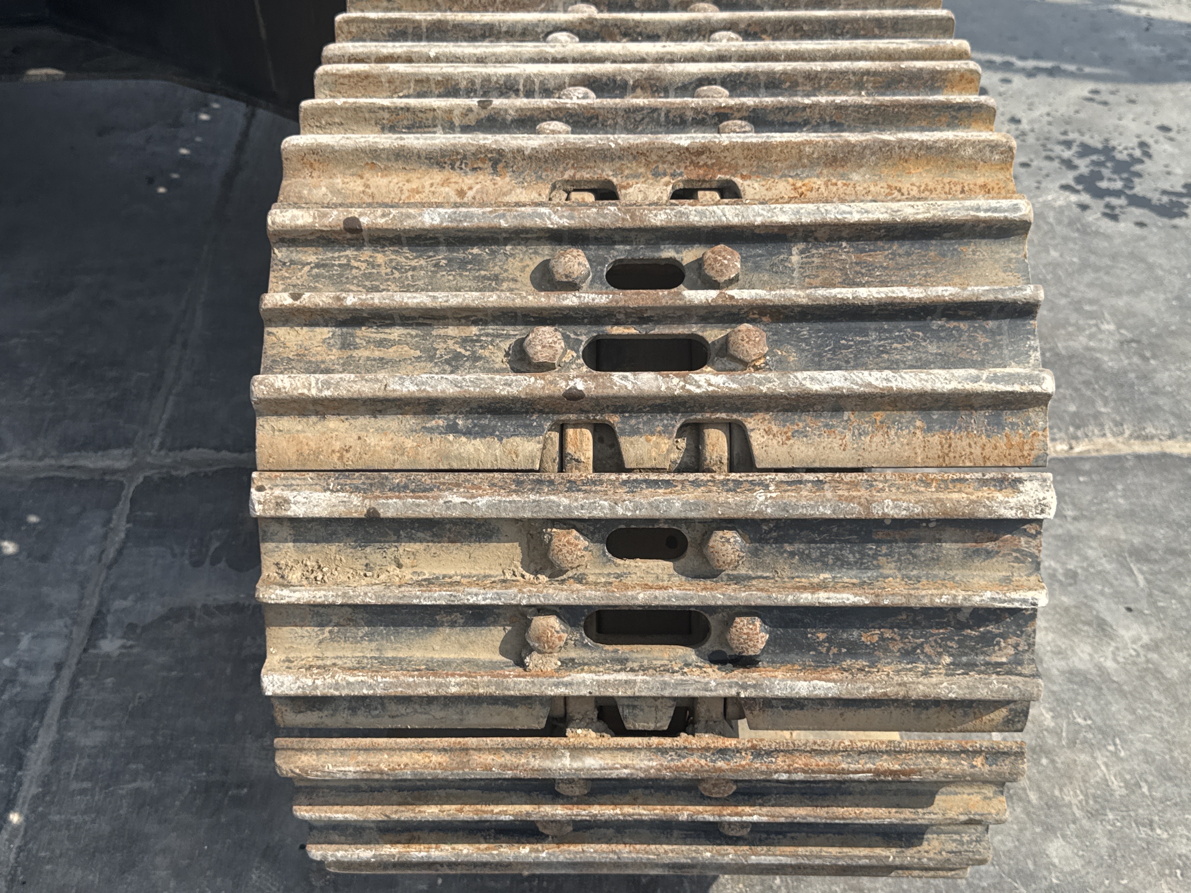 MDX-009-Cat-320D2-Medium-excavators-inspection-Undercarriage-Left-track-shoes-2