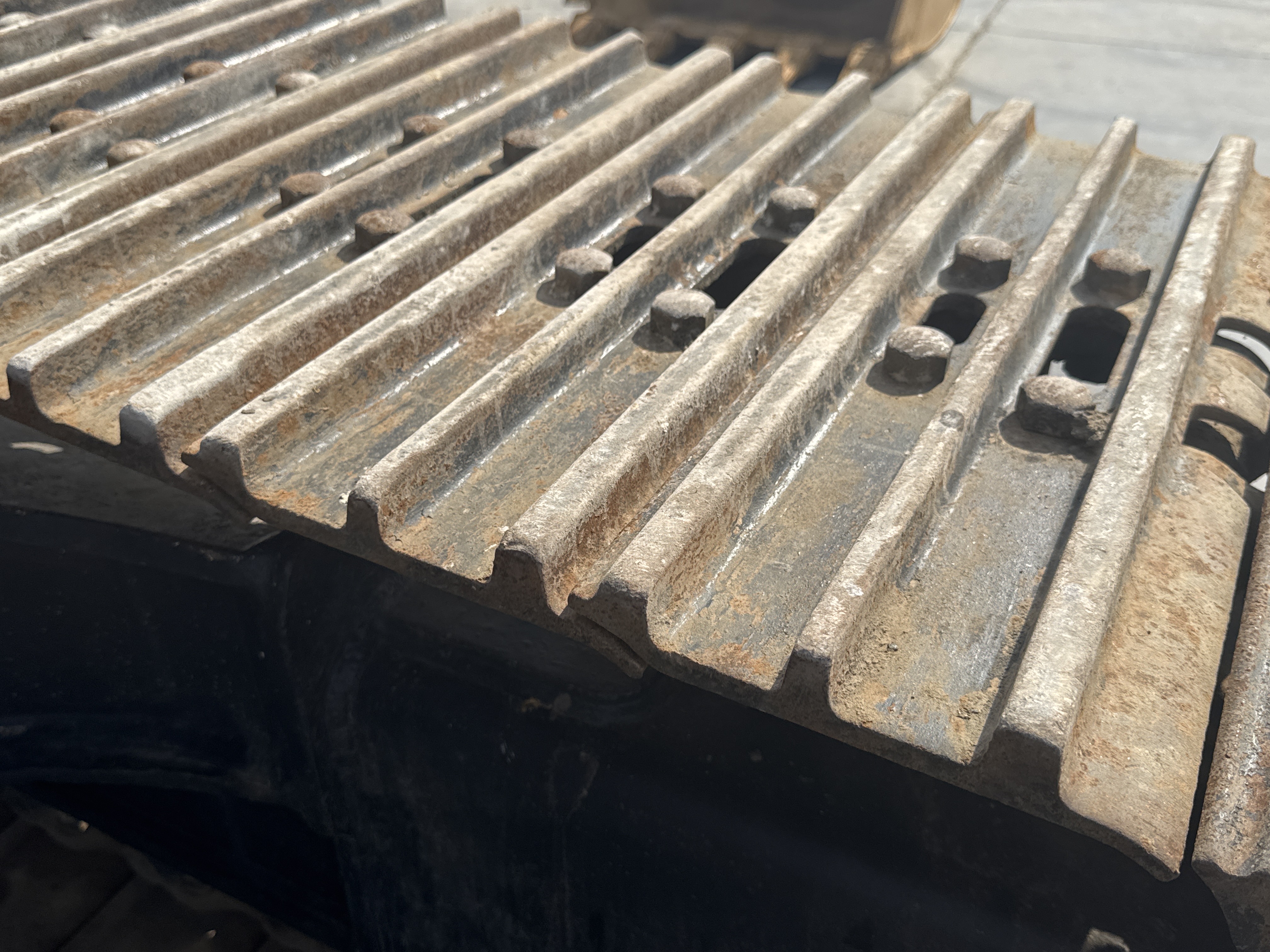 MDX-009-Cat-320D2-Medium-excavators-inspection-Undercarriage-Left-track-shoes-2