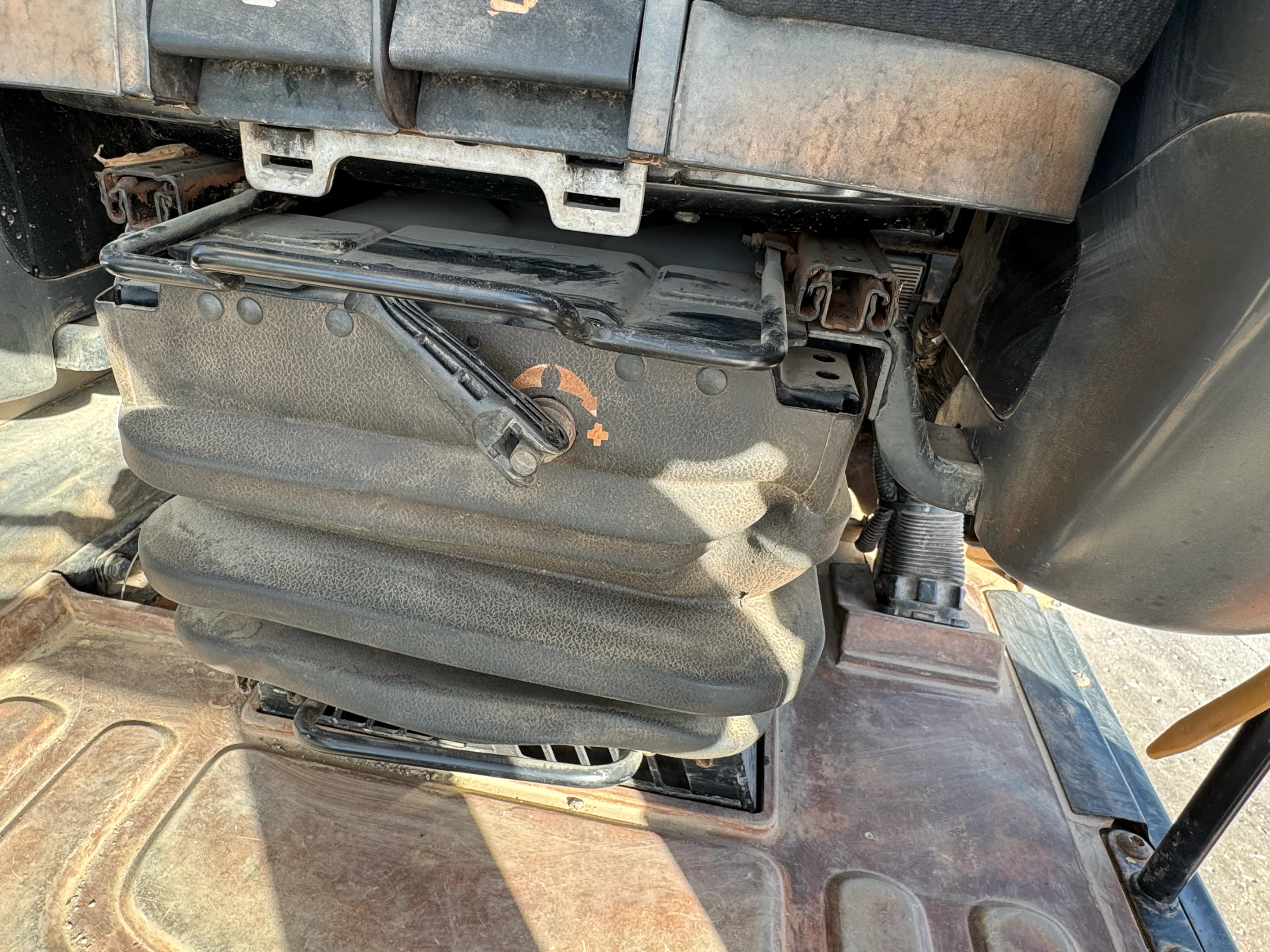 MDX-002-Cat-323D3-Medium-excavators-inspection-Cabin-Seats/armrests-1