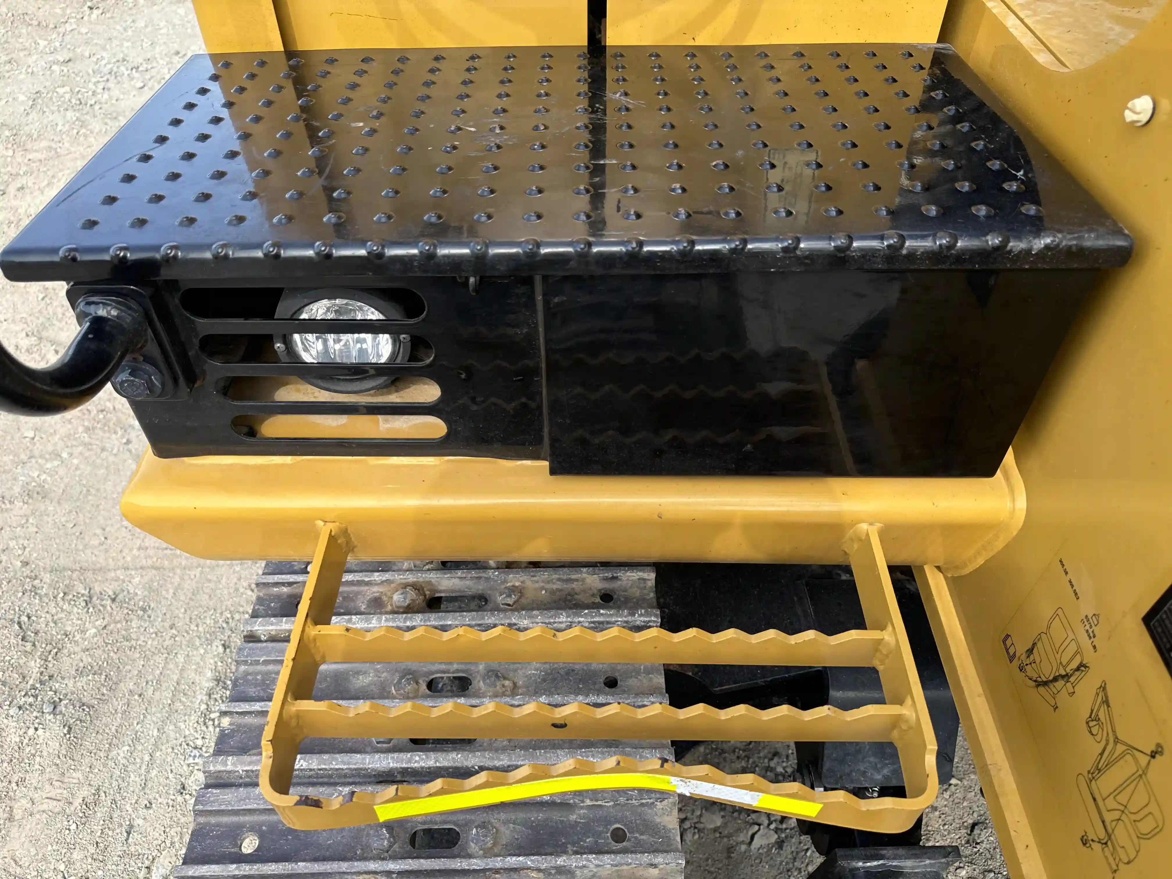 MNX-003-Cat-305.5E2-Mini-excavators-inspection-Structure-Steps/ladders-1