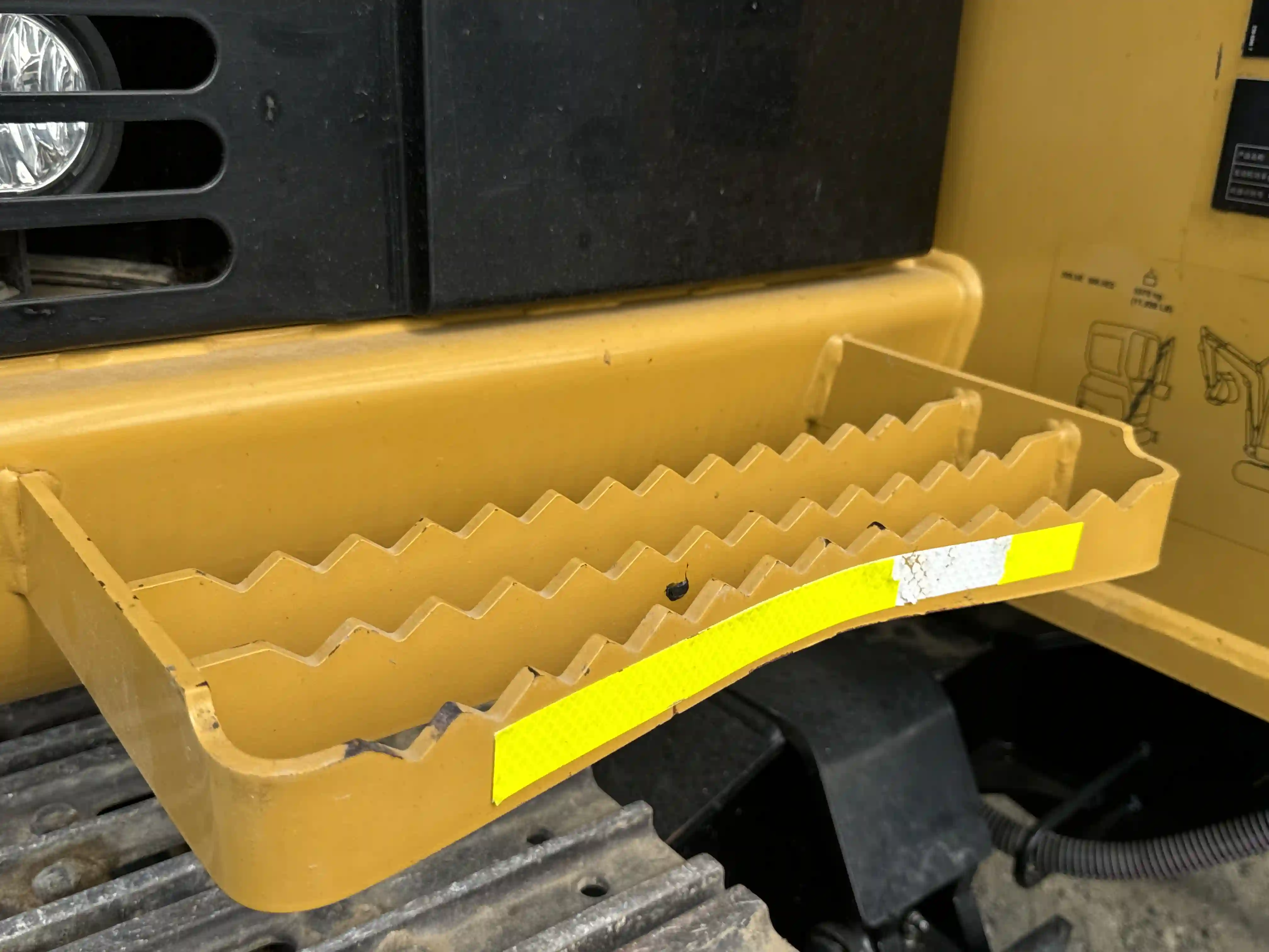 MNX-003-Cat-305.5E2-Mini-excavators-inspection-Structure-Steps/ladders-1