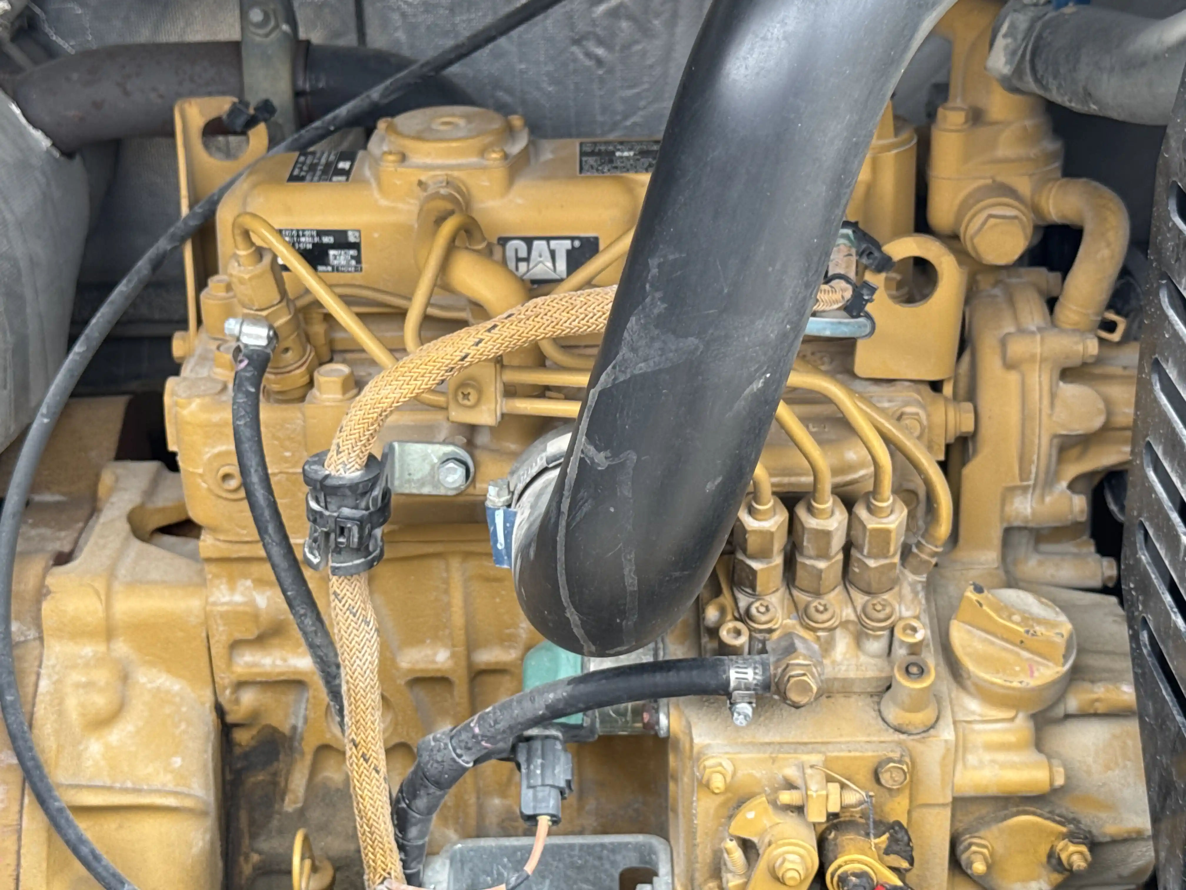 MNX-004-Cat-303E-Mini-excavators-inspection-Engine-Engine-oil-leaks-1