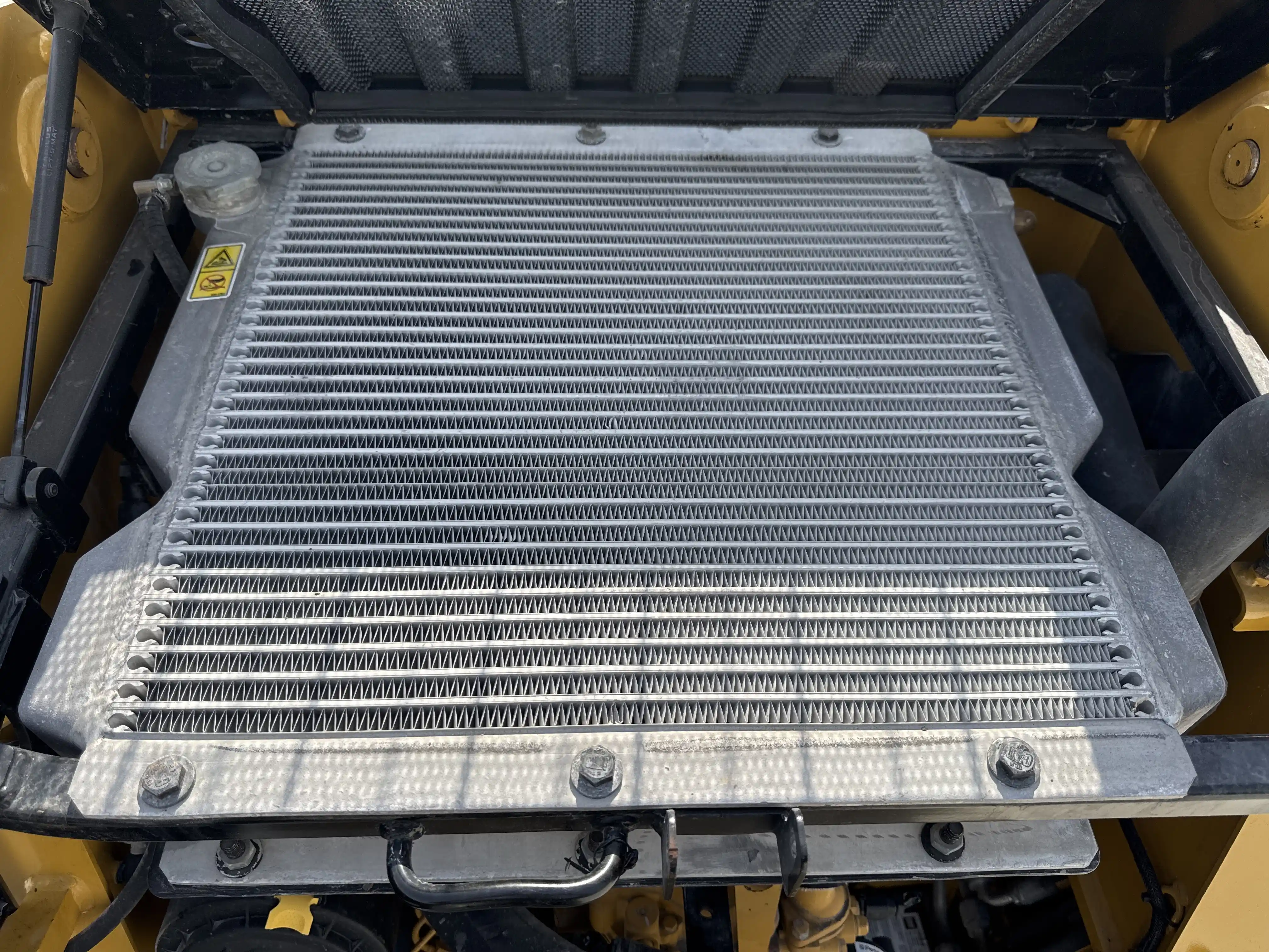 SSL-003-Cat-226B3-Skid-steer-loaders-inspection-Engine-Radiator,-oil-cooler-and-air-cooler-1
