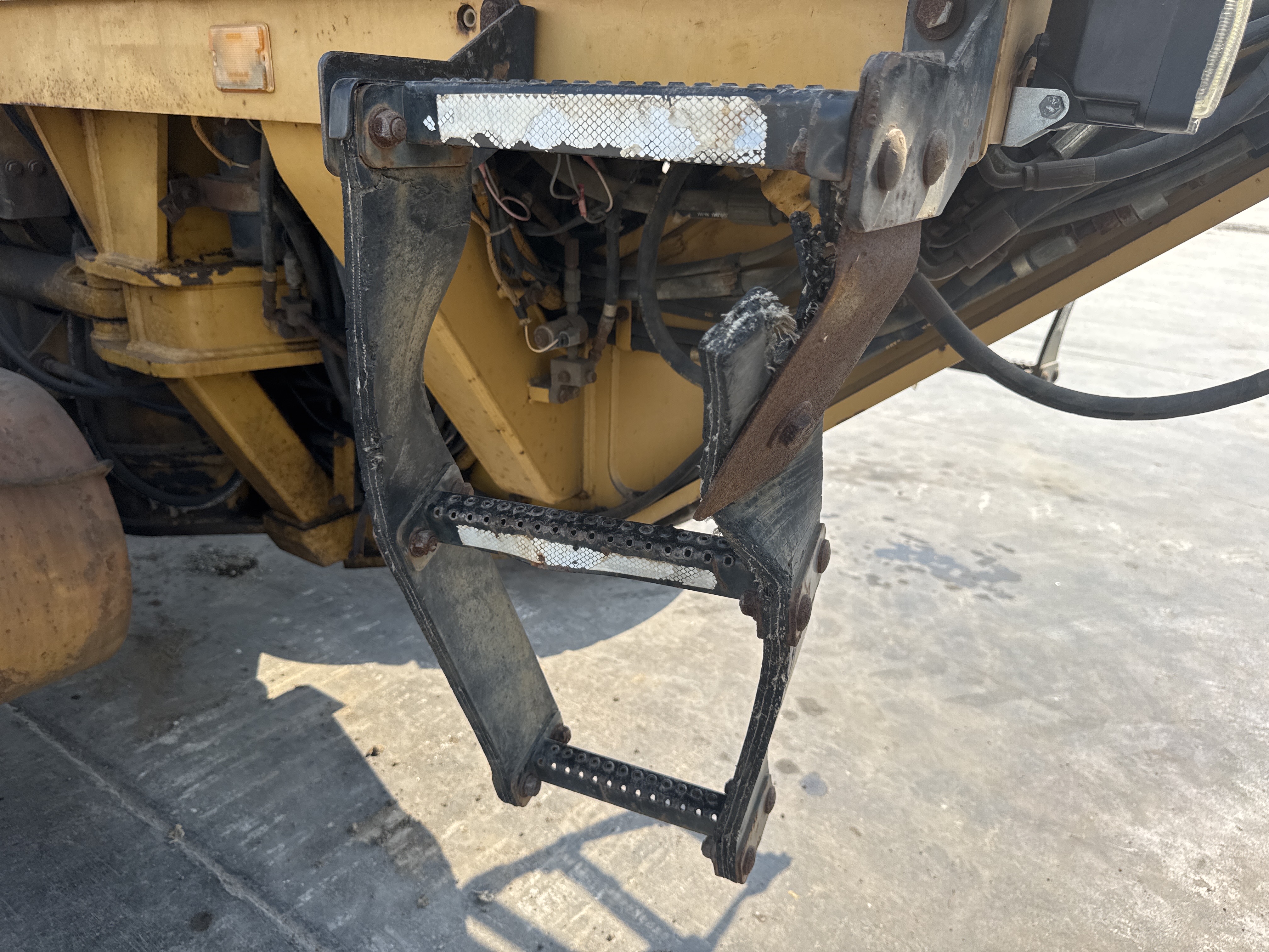 MGG-001-Cat-140K-Motor-graders-inspection-Structure-Steps/ladders-2
