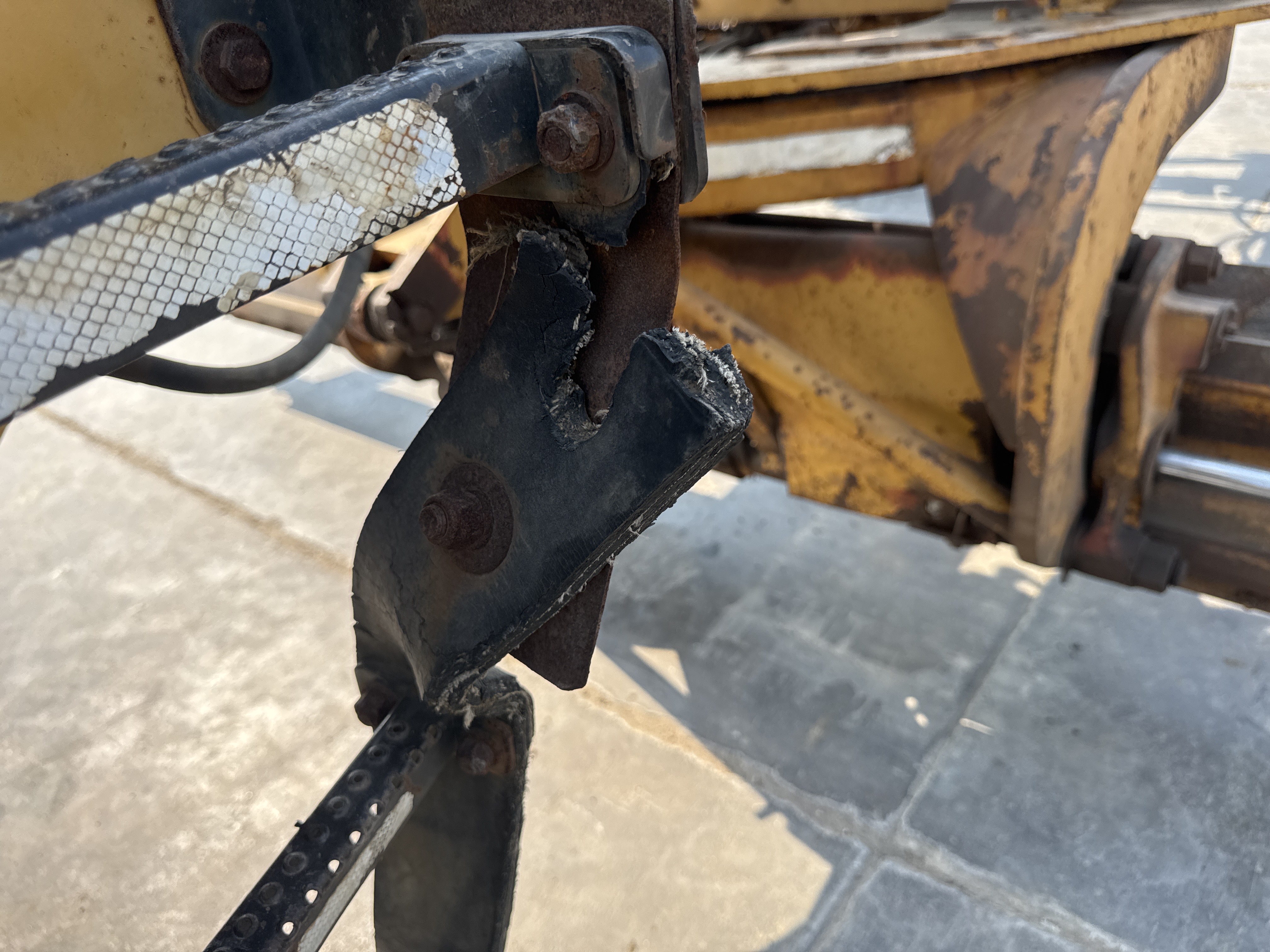 MGG-001-Cat-140K-Motor-graders-inspection-Structure-Steps/ladders-2