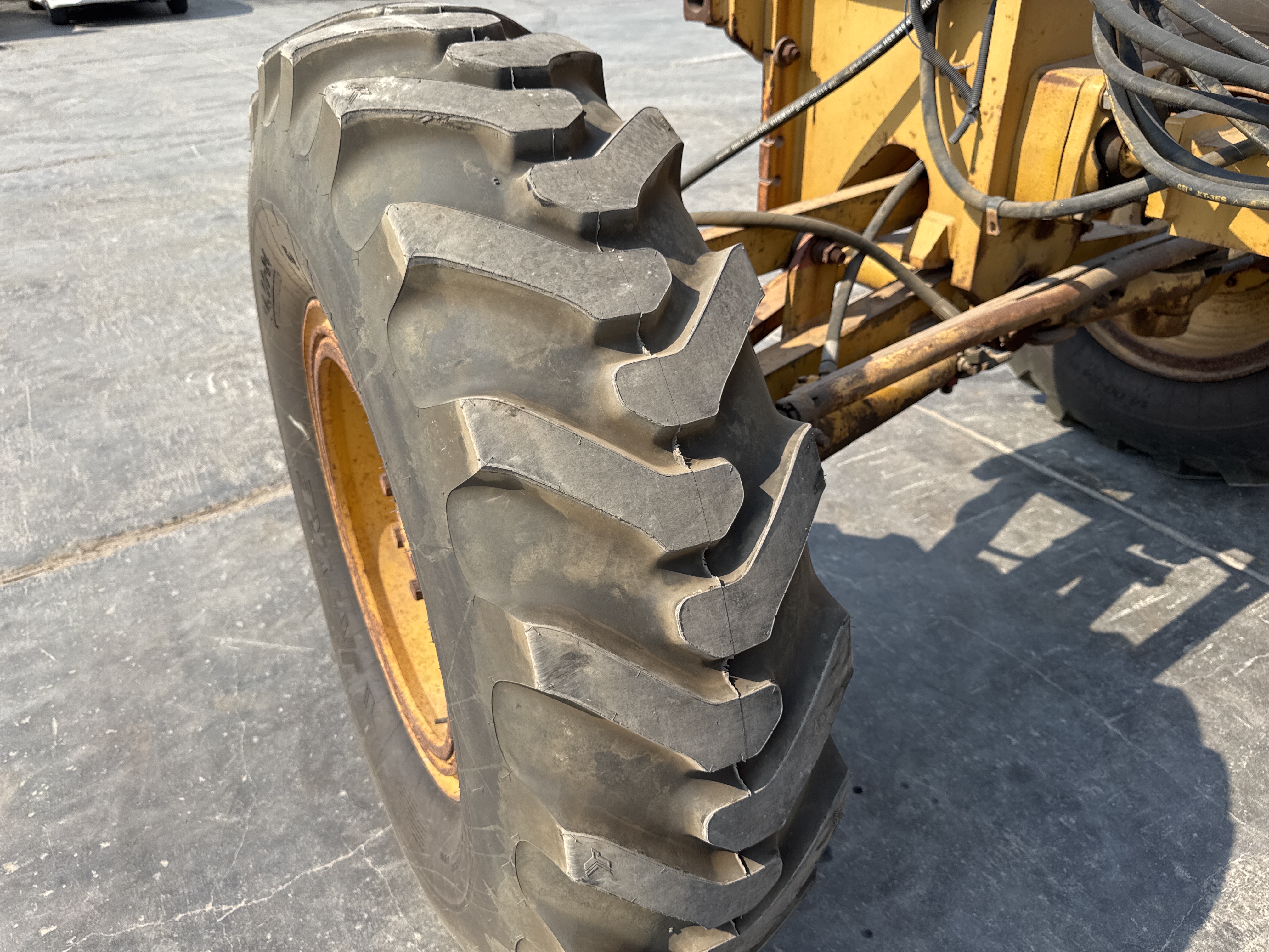 MGG-001-Cat-140K-Motor-graders-inspection-Chassis-Left-front-tire-/-wheel-hub---condition-2