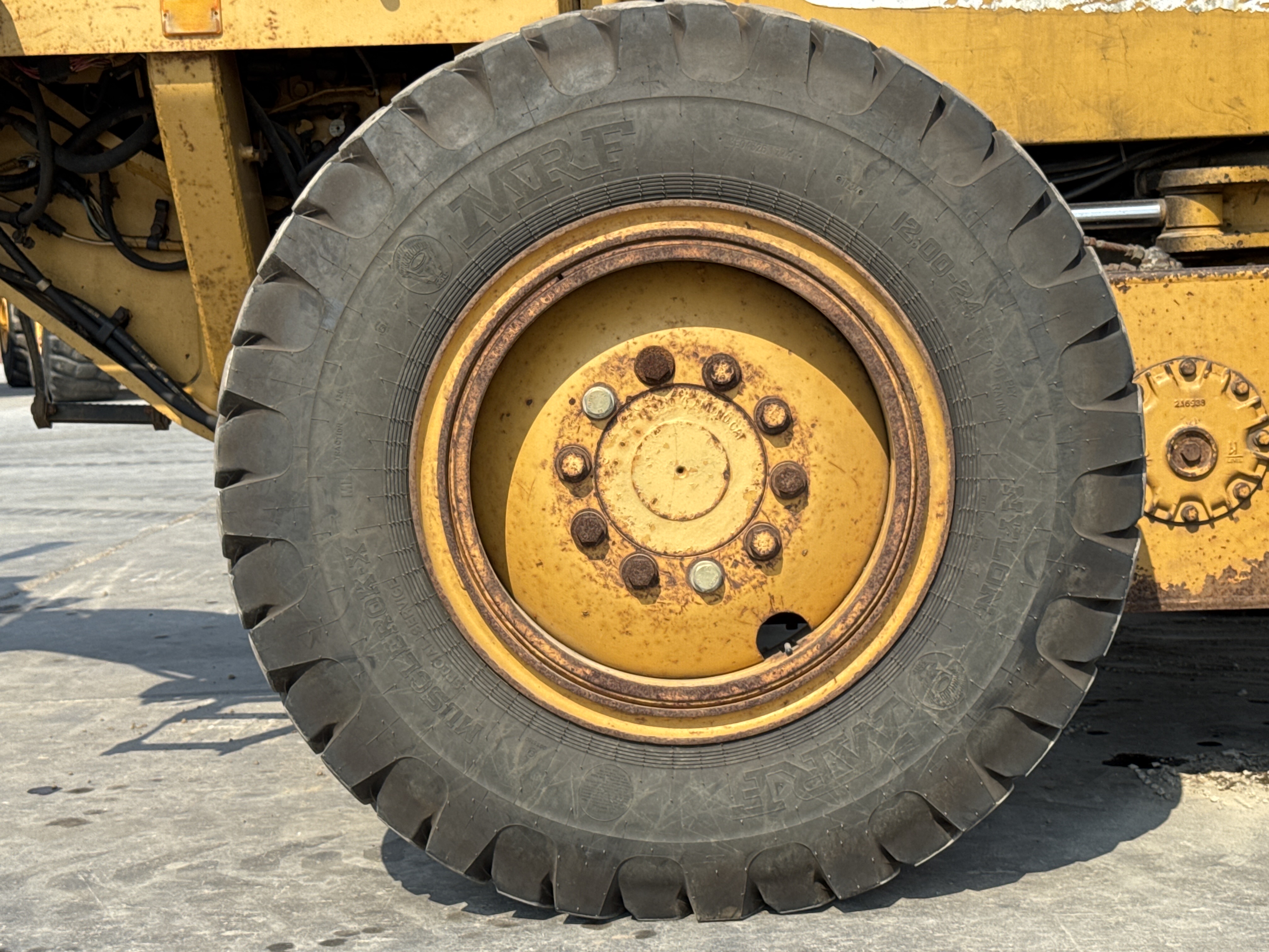 MGG-001-Cat-140K-Motor-graders-inspection-Chassis-Left-center-tire-/-wheel-hub---condition-2