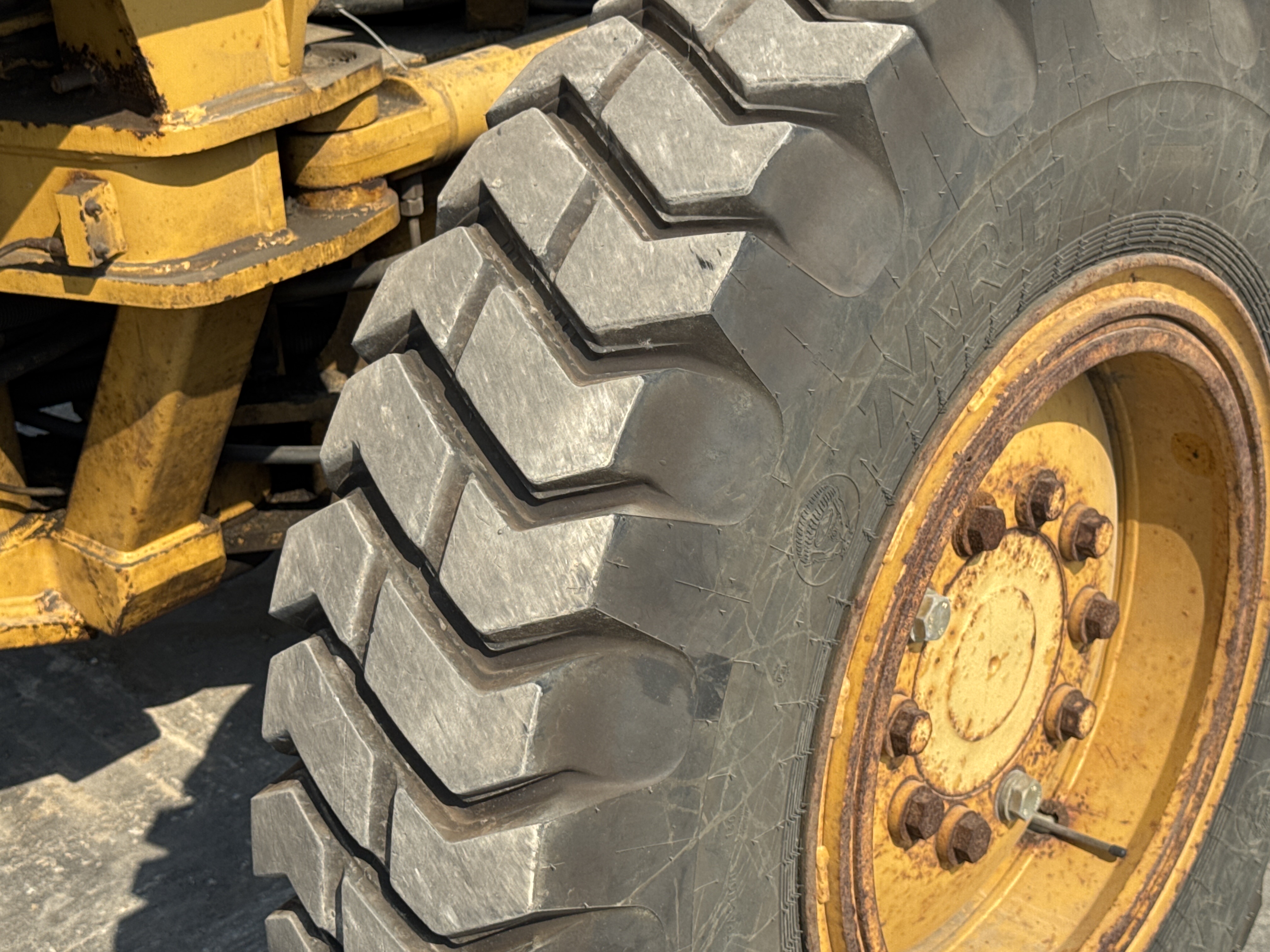 MGG-001-Cat-140K-Motor-graders-inspection-Chassis-Left-center-tire-/-wheel-hub---condition-2
