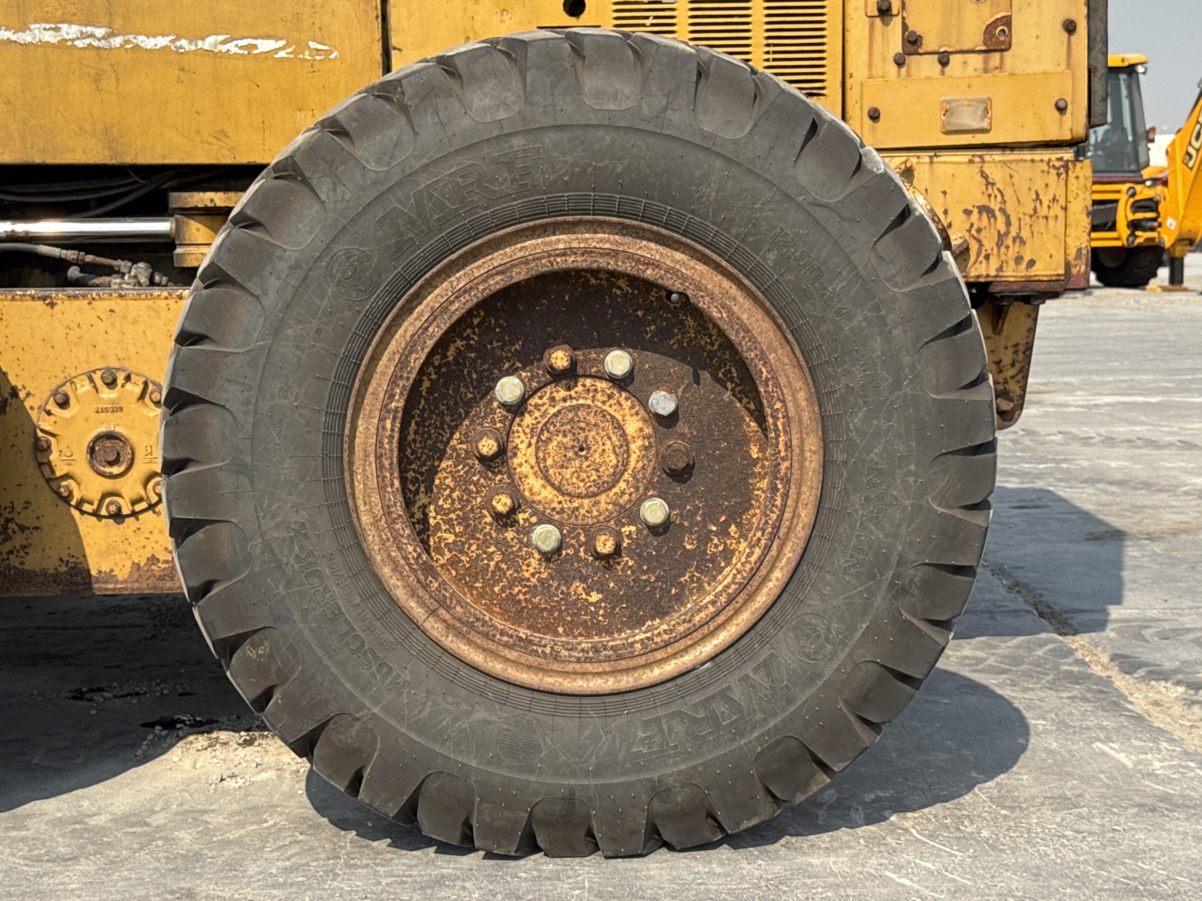 MGG-001-Cat-140K-Motor-graders-inspection-Chassis-Left-rear-tire-/-wheel-hub---condition-2