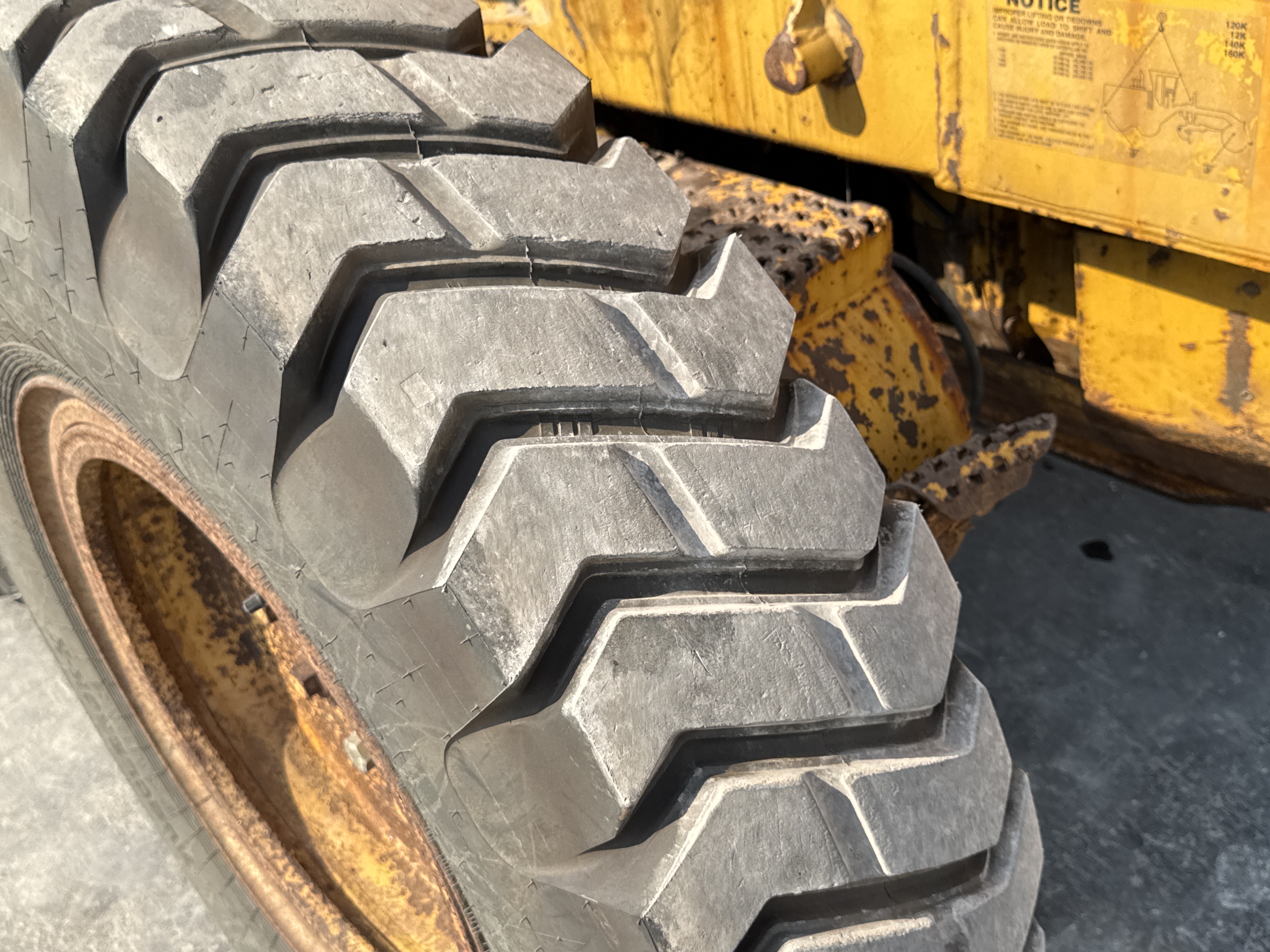 MGG-001-Cat-140K-Motor-graders-inspection-Chassis-Left-rear-tire-/-wheel-hub---condition-2