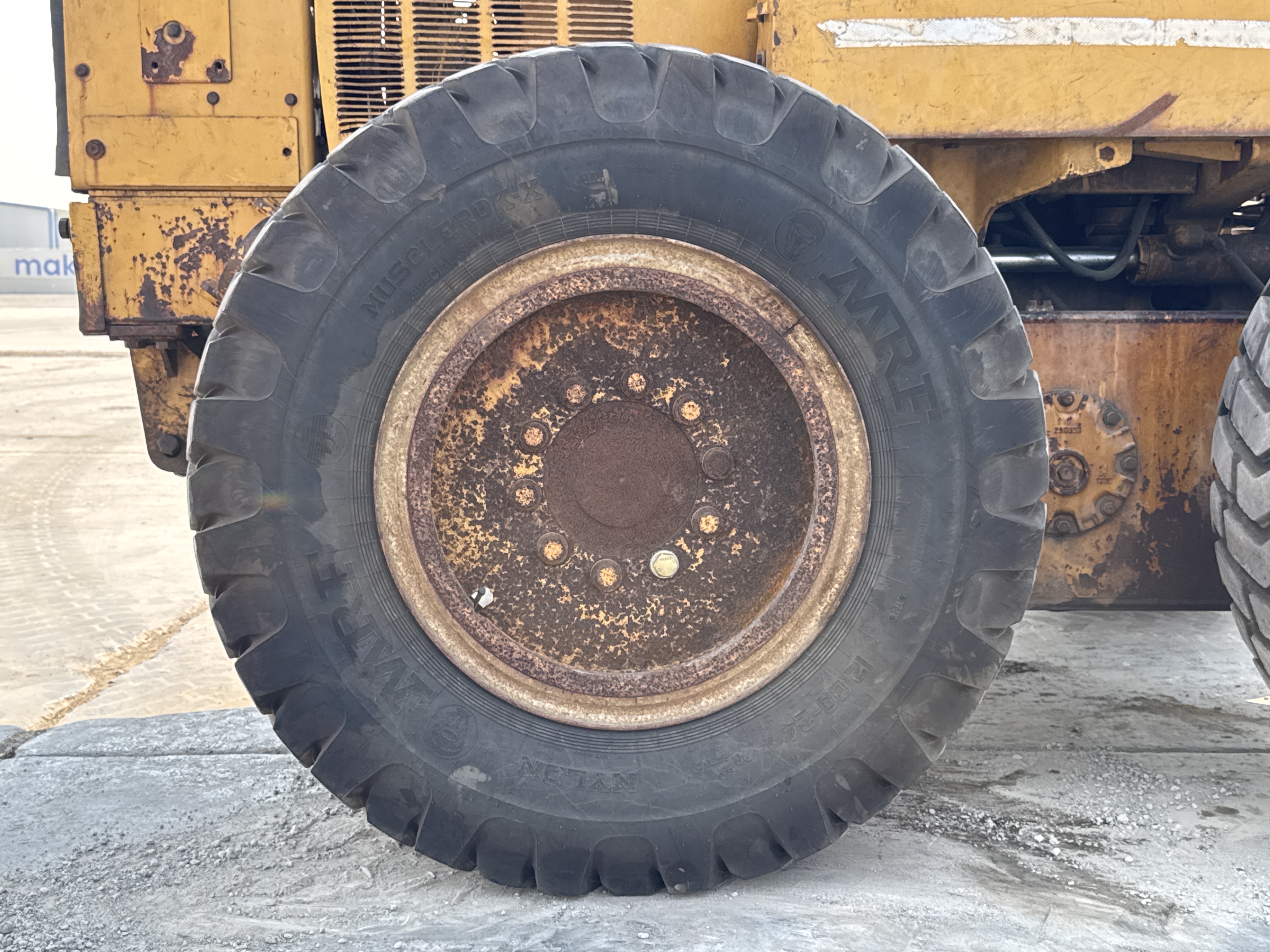 MGG-001-Cat-140K-Motor-graders-inspection-Chassis-Right-rear-tire-/-wheel-hub---condition-2