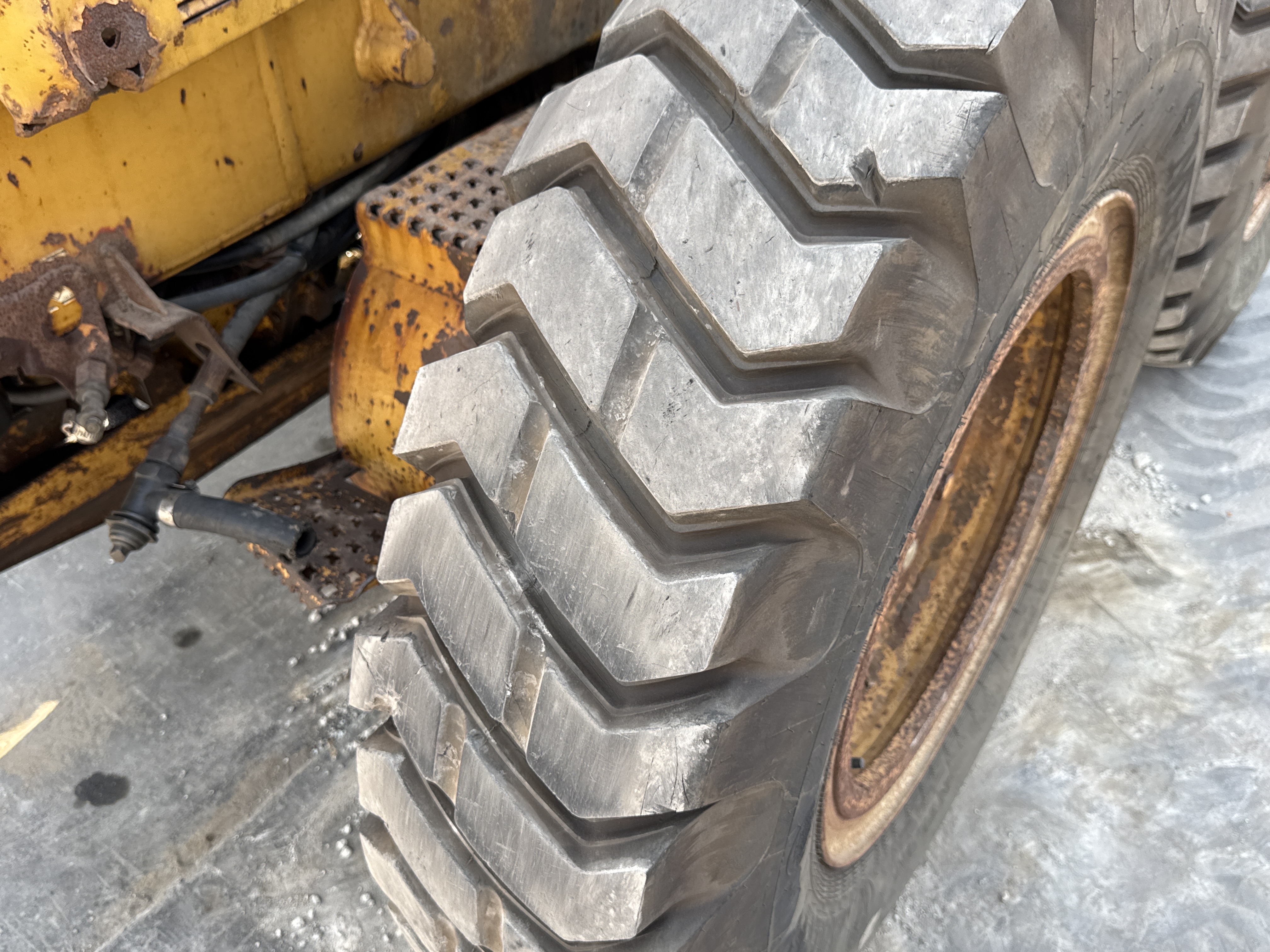 MGG-001-Cat-140K-Motor-graders-inspection-Chassis-Right-rear-tire-/-wheel-hub---condition-2