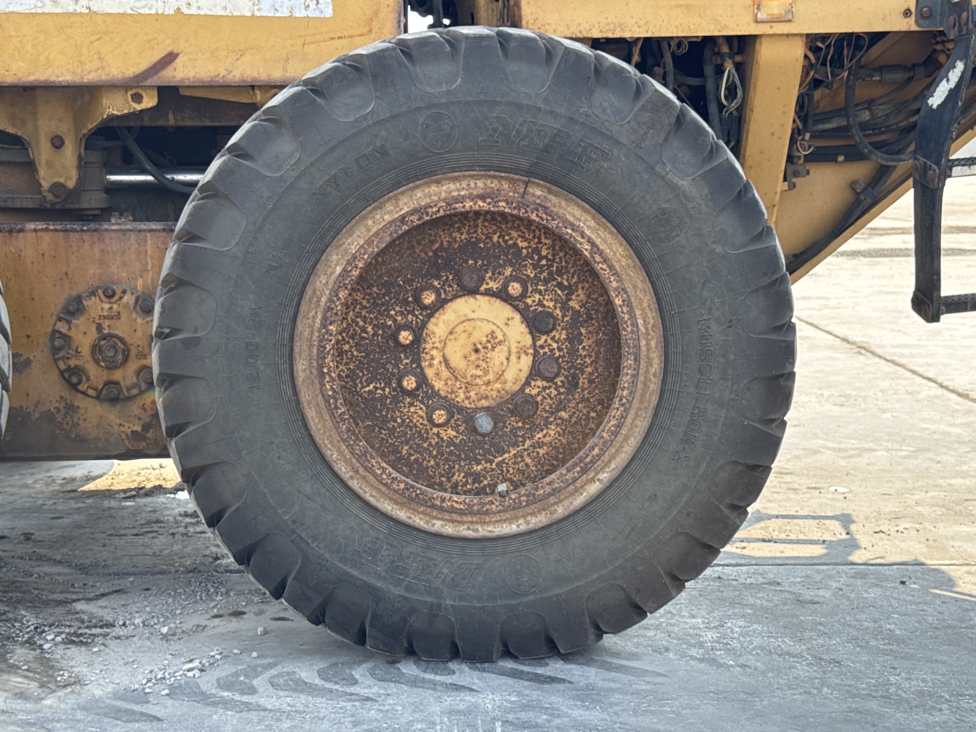 MGG-001-Cat-140K-Motor-graders-inspection-Chassis-Right-center-tire-/-wheel-hub---condition-2