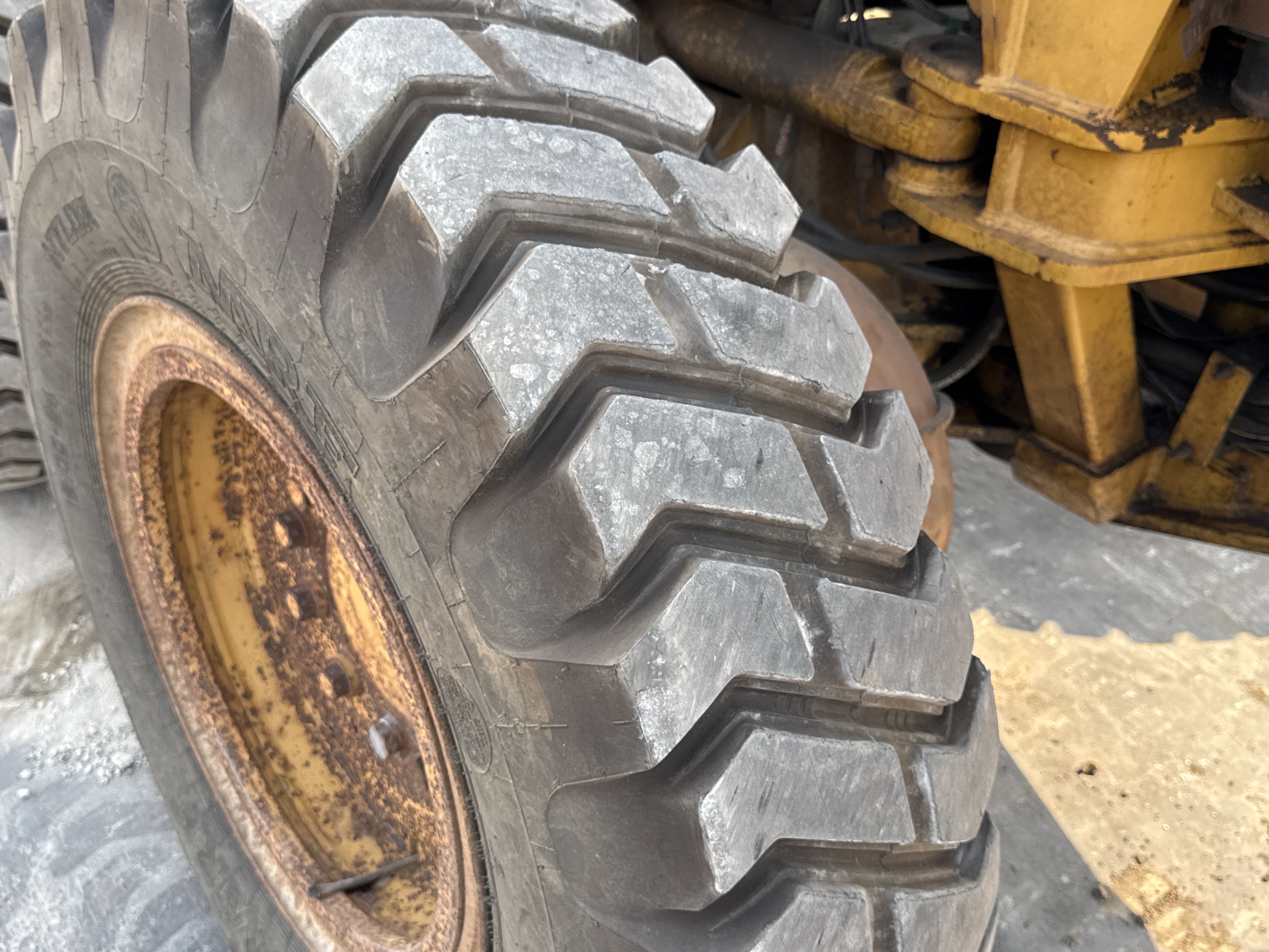 MGG-001-Cat-140K-Motor-graders-inspection-Chassis-Right-center-tire-/-wheel-hub---condition-2