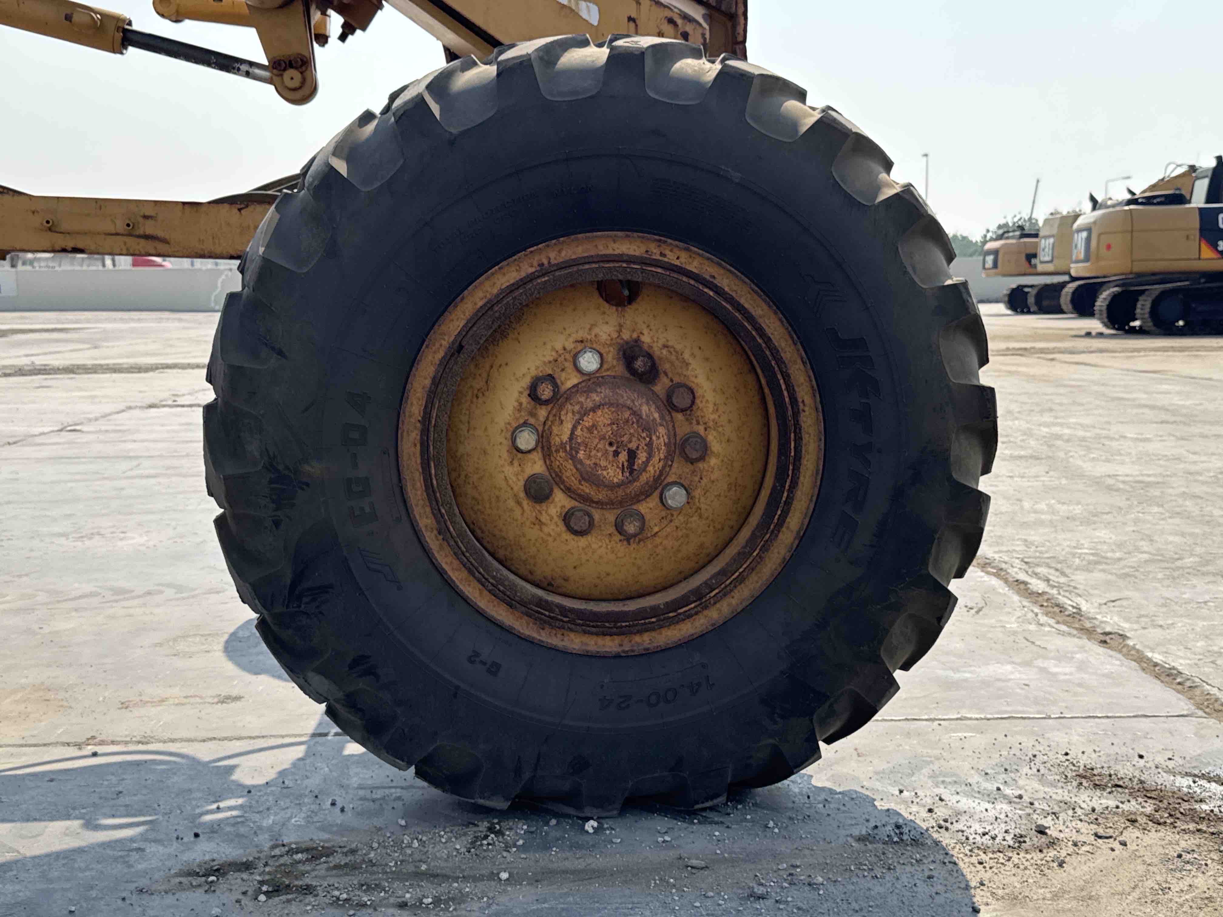 MGG-001-Cat-140K-Motor-graders-inspection-Chassis-Right-front-tire-/-wheel-hub---condition-2