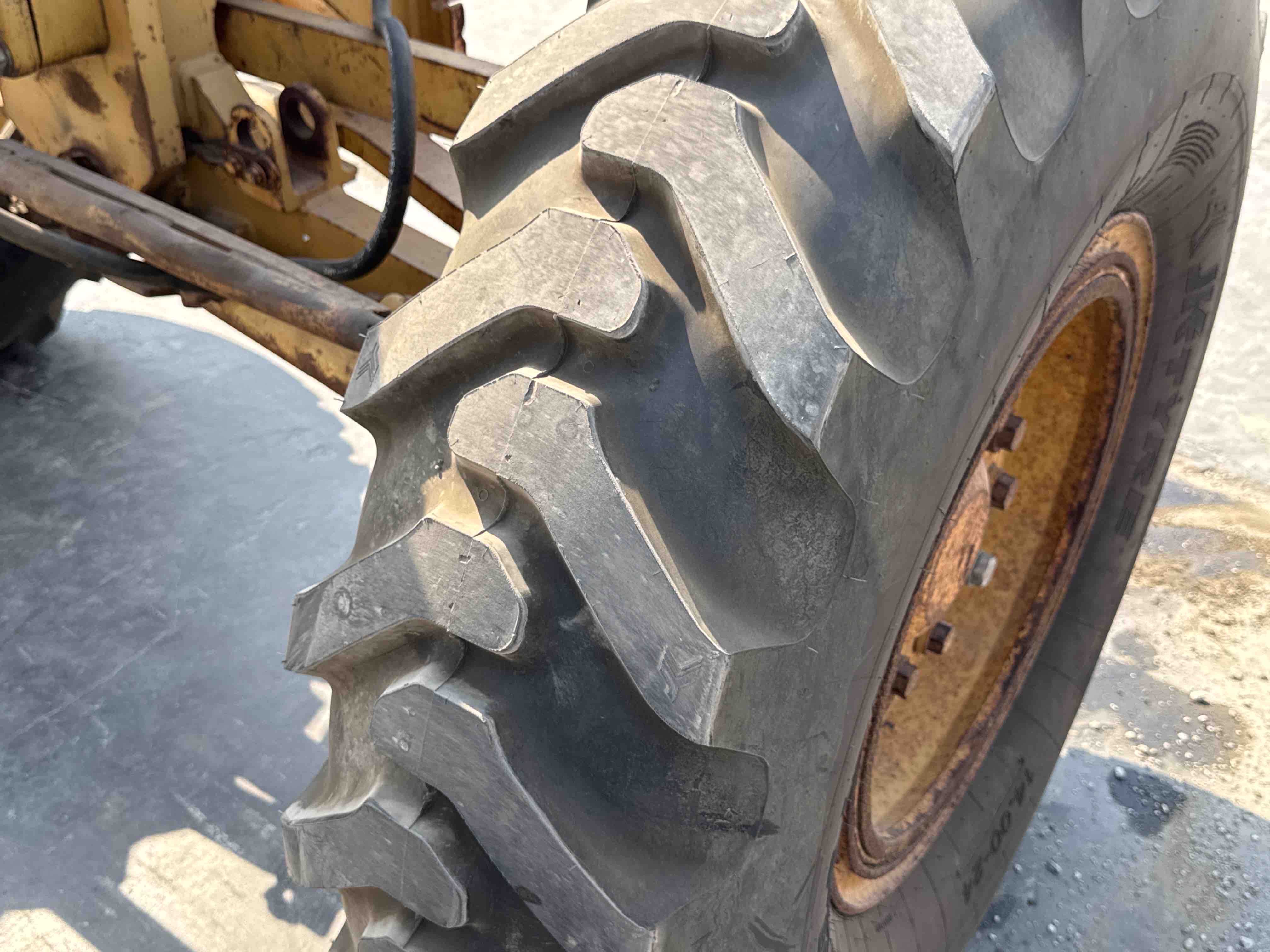 MGG-001-Cat-140K-Motor-graders-inspection-Chassis-Right-front-tire-/-wheel-hub---condition-2