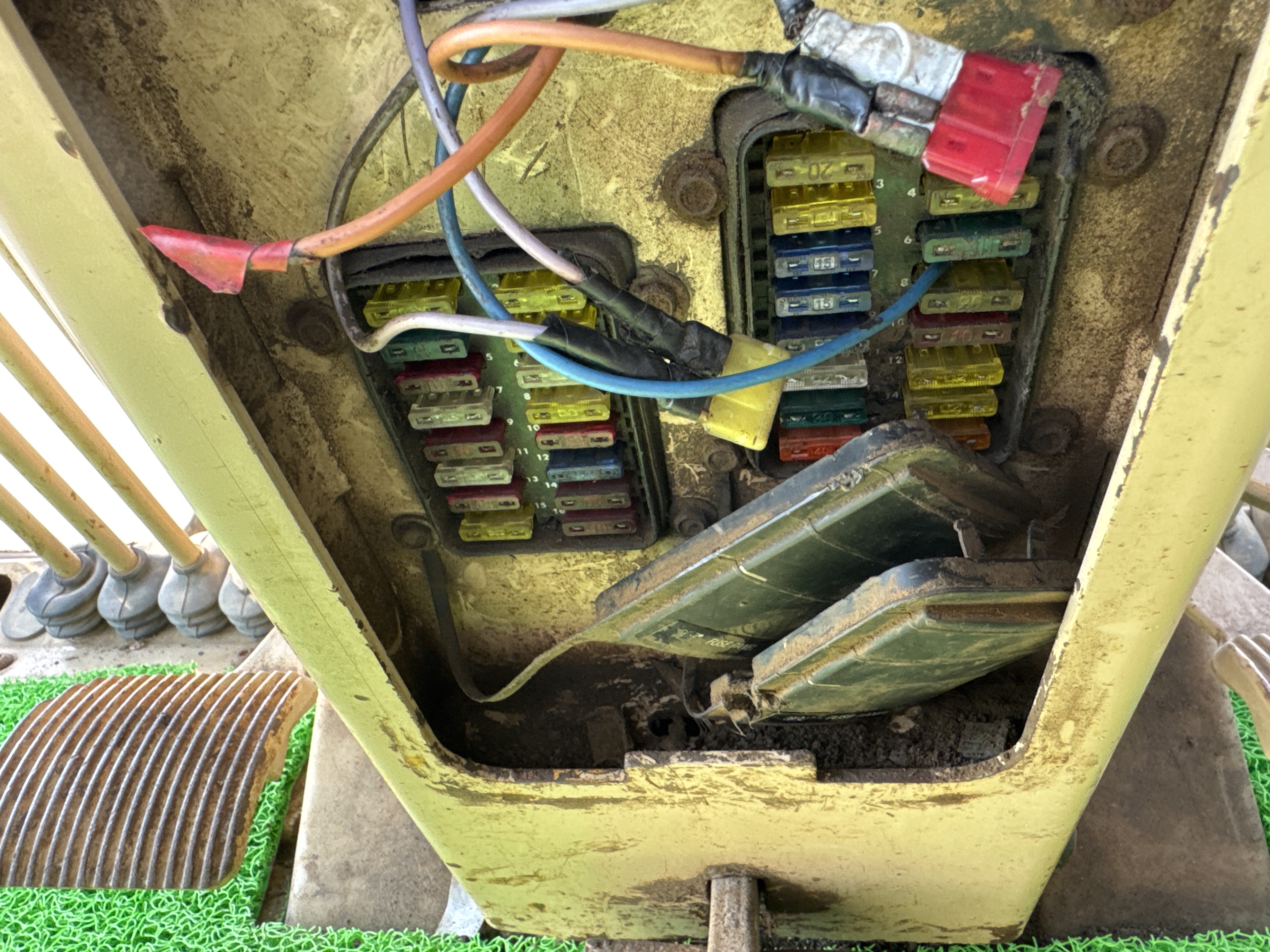 MGG-001-Cat-140K-Motor-graders-inspection-Electronics-Fuse-box-2