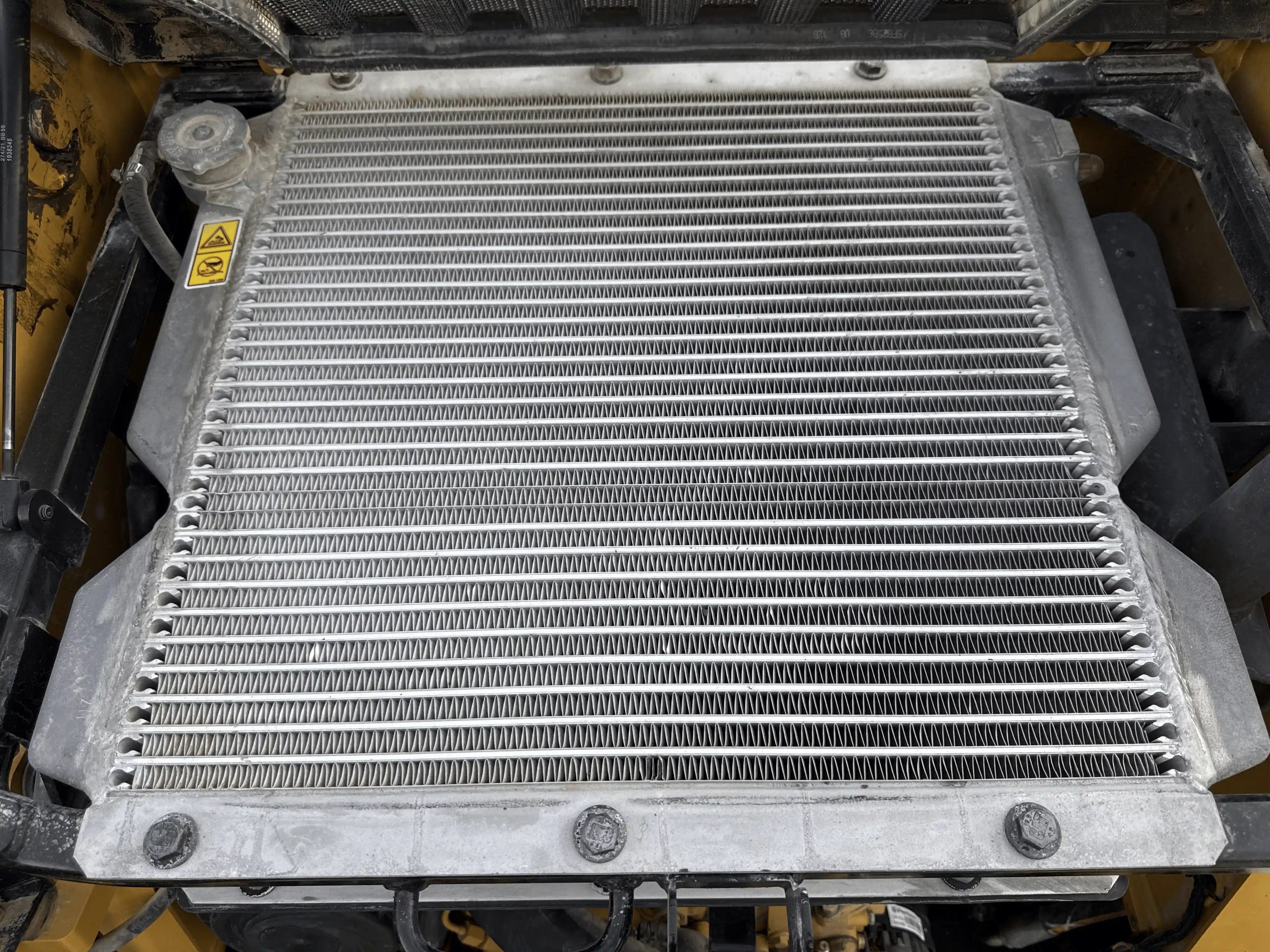 SSL-004-Cat-226B3-Skid-steer-loaders-inspection-Engine-Radiator,-condenser,-intercooler,-hydraulic-cooler-1