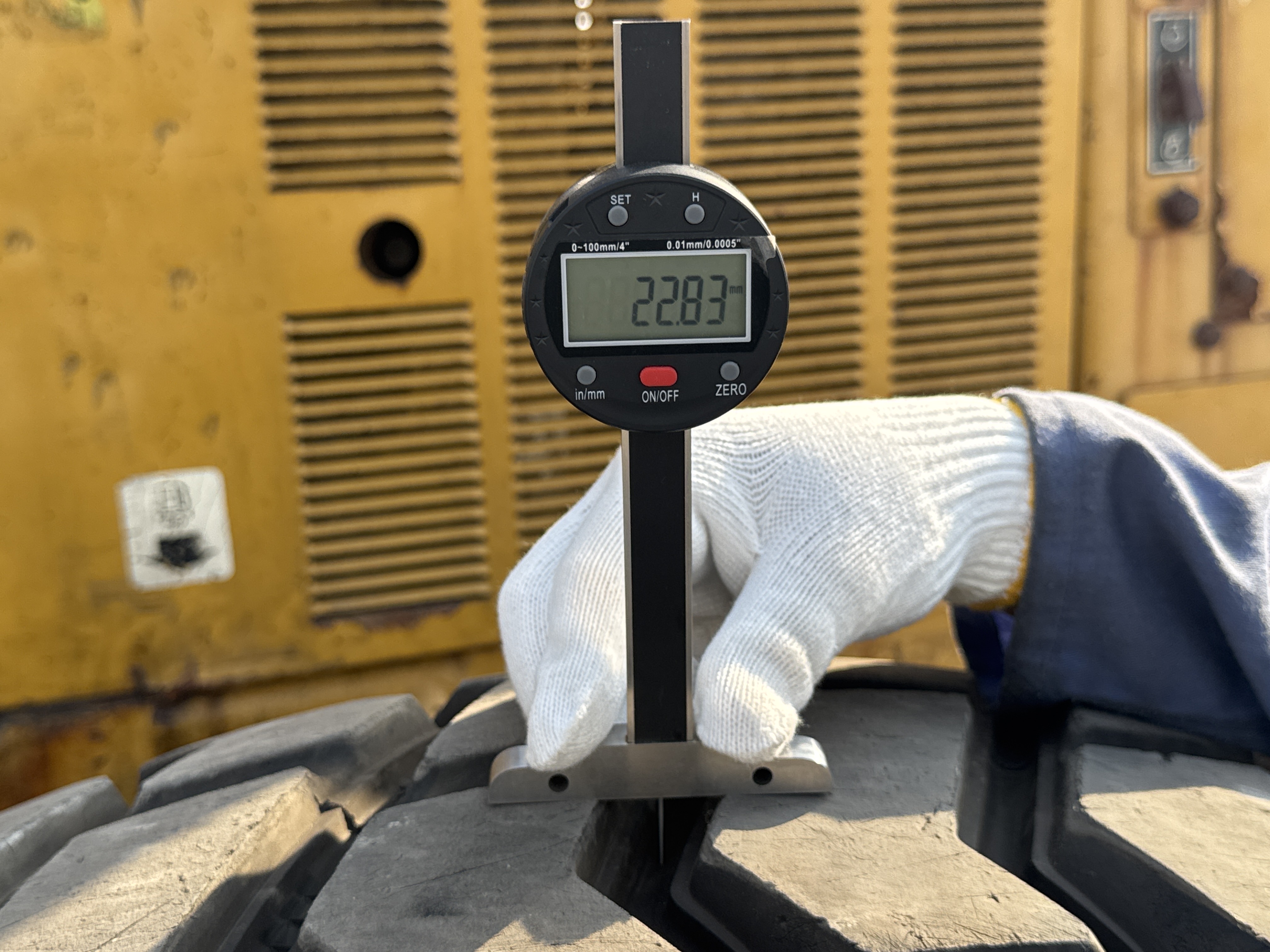 MGG-001-Cat-140K-Motor-graders-inspection-Chassis-Left-rear-tire---tread-depth-2