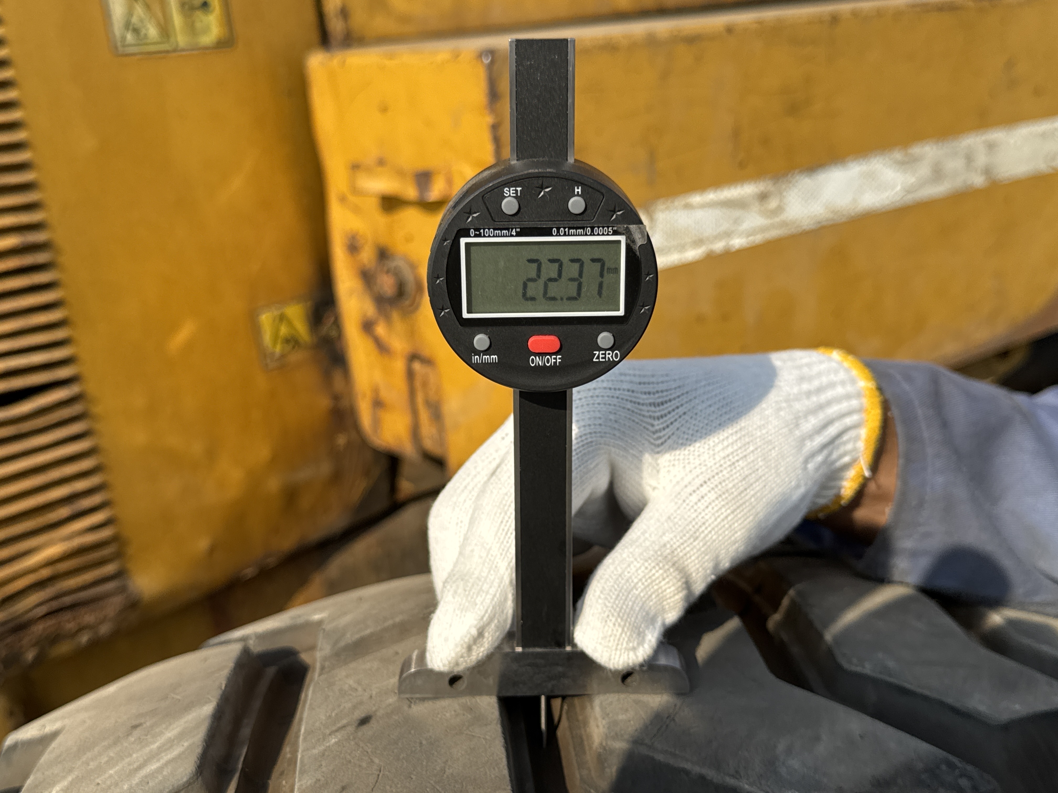 MGG-001-Cat-140K-Motor-graders-inspection-Chassis-Right-rear-tire---tread-depth-2